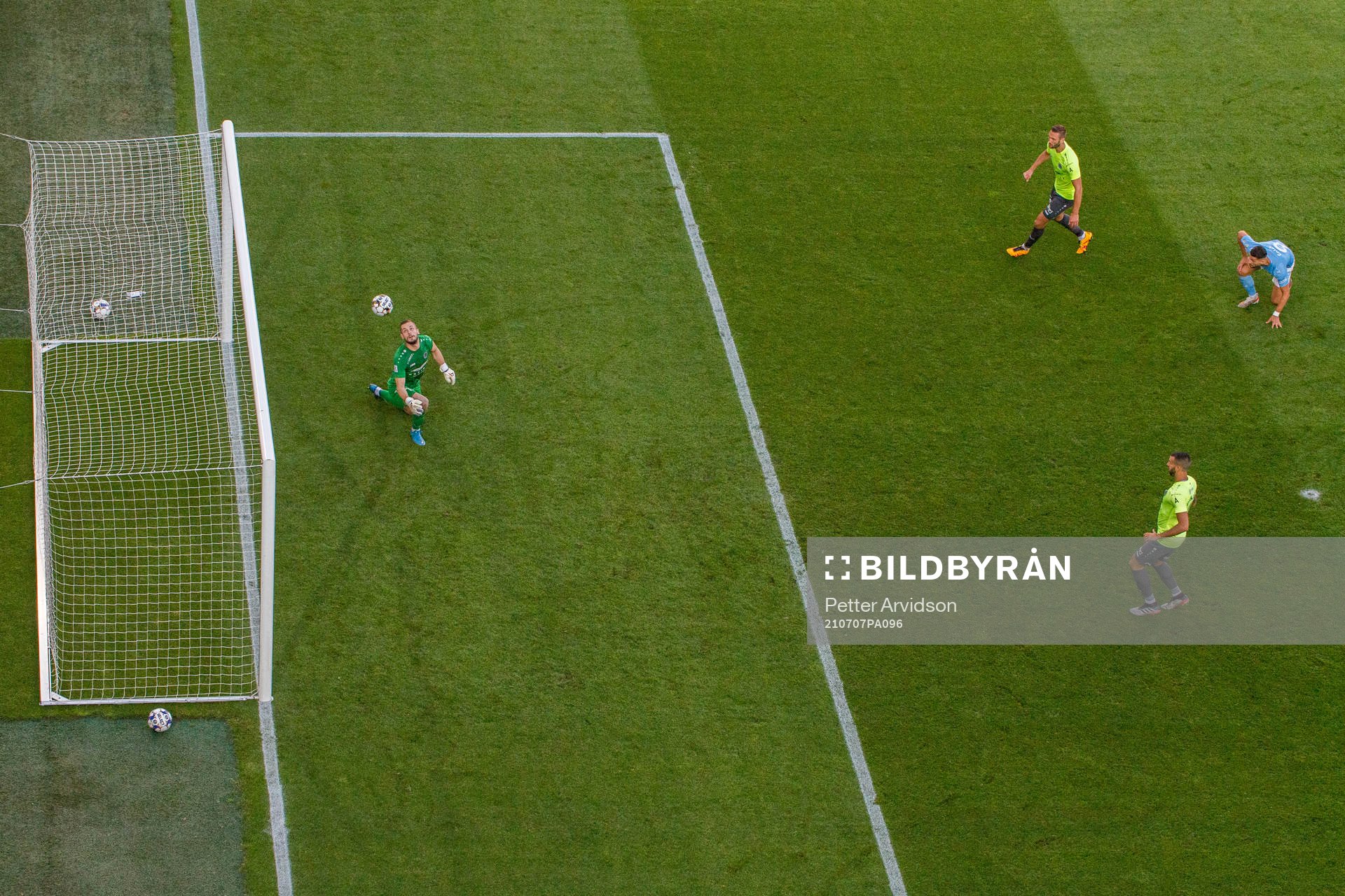 Antonio Colak of Malmö FF scores the 1-0 goal against