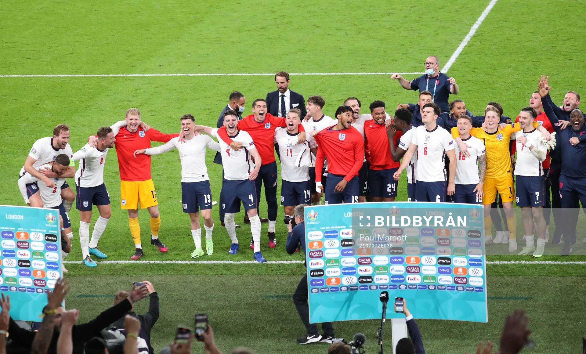 Players of England celebrate