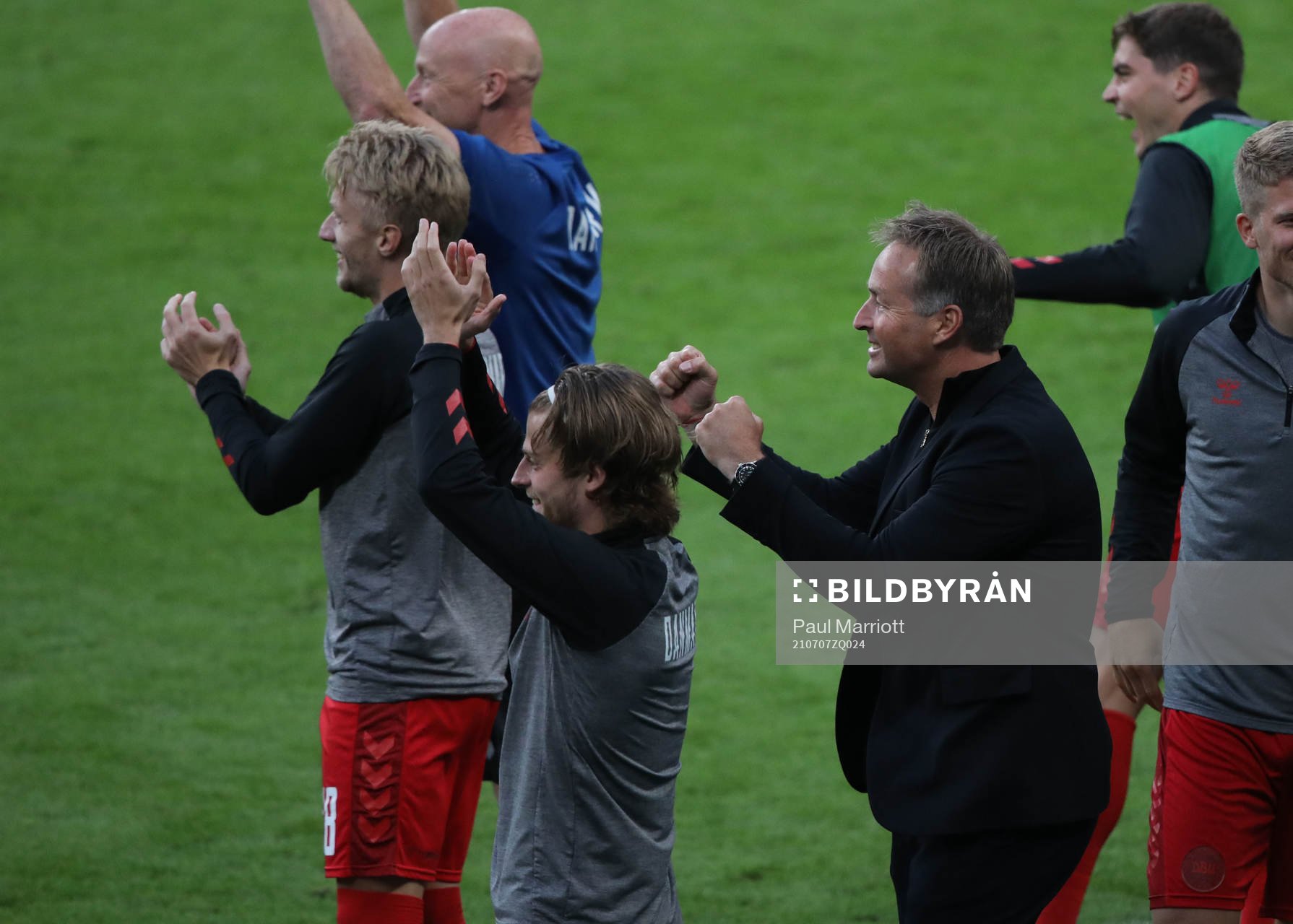 Kasper Schmeichel of Denmark celebrates the 0-1 goal
