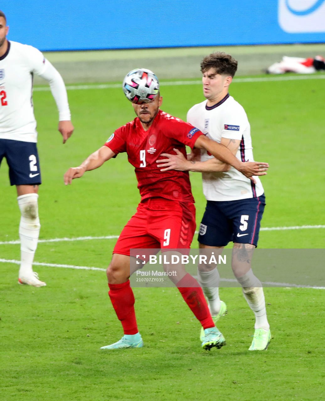Martin Braithwaite och Denmark and John Stones of England