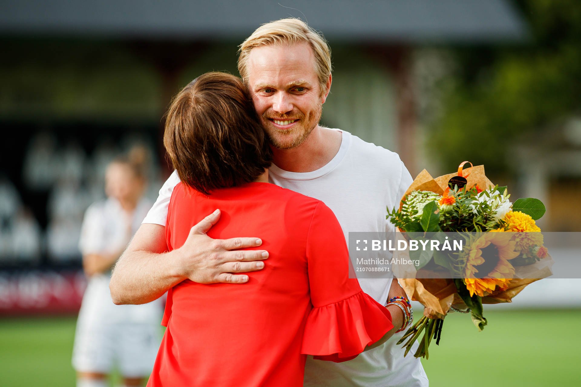 Rosengårds tränare Jonas Eidevall tackas av