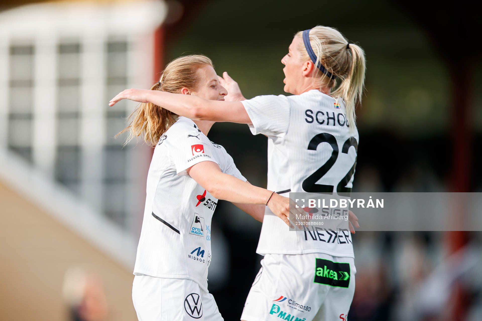 Rosengårds Anna Anvegård och Olivia Schough jublar