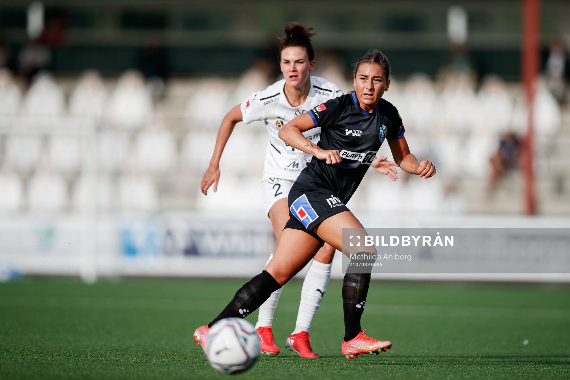 Rosengårds Katrine Veje och Växjös Andrea Mist Palsdottir