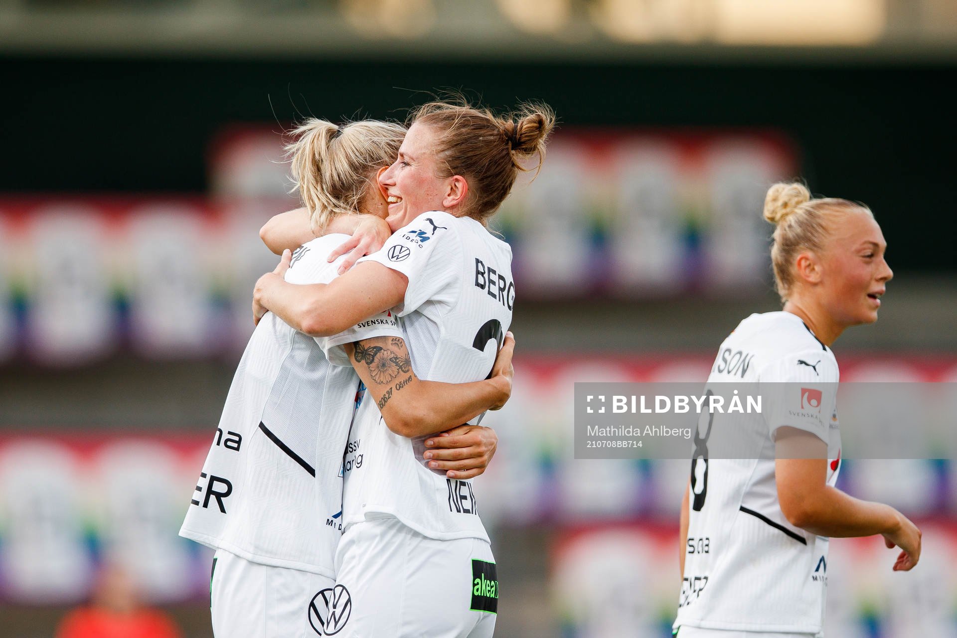 Rosengårds Nathalie Björn och Emma Berglund jublar