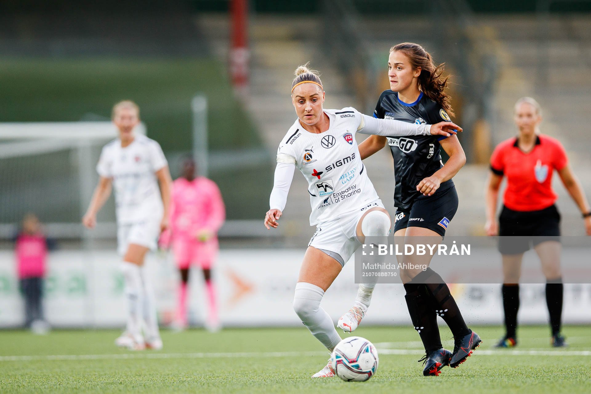 Rosengårds Sanne Troelsgaard och Växjös Elma Smajic under fotbollsmatchen i Damallsvenskan mellan FC Rosengård och Växjö den 8 juli 2021 i Malmö.