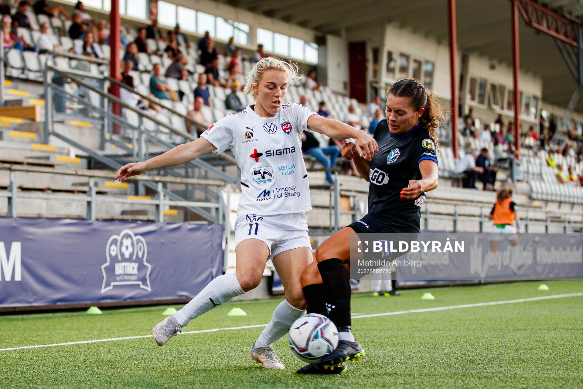 Rosengårds Mimmi Larsson och Växjös Madeline Gotta under fotbollsmatchen i Damallsvenskan mellan FC Rosengård och Växjö den 8 juli 2021 i Malmö.