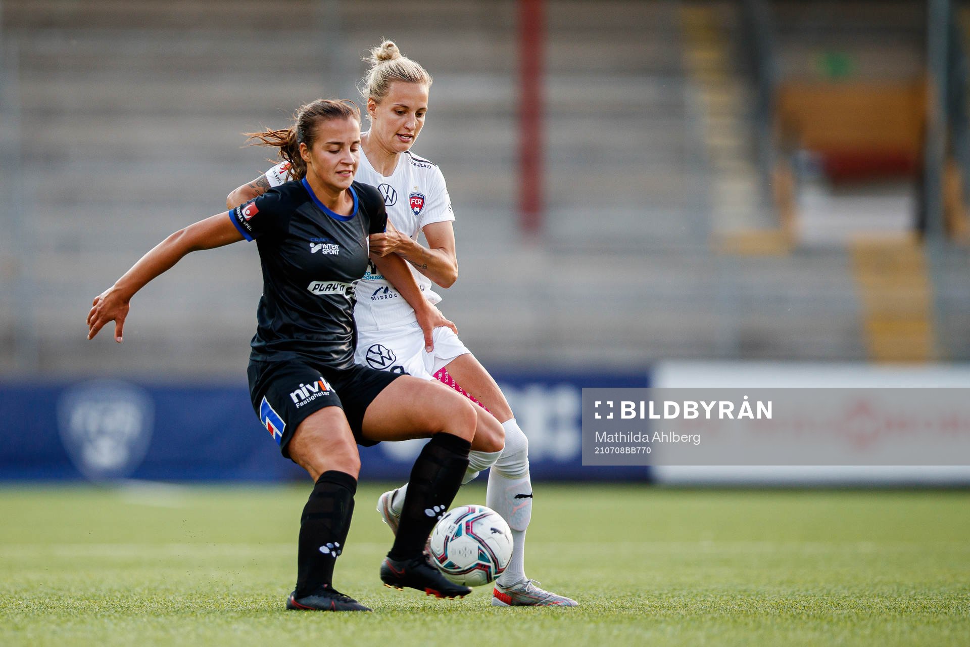 Växjös Elma Smajic och Rosengårds Nathalie Björn under fotbollsmatchen i Damallsvenskan mellan FC Rosengård och Växjö den 8 juli 2021 i Malmö.