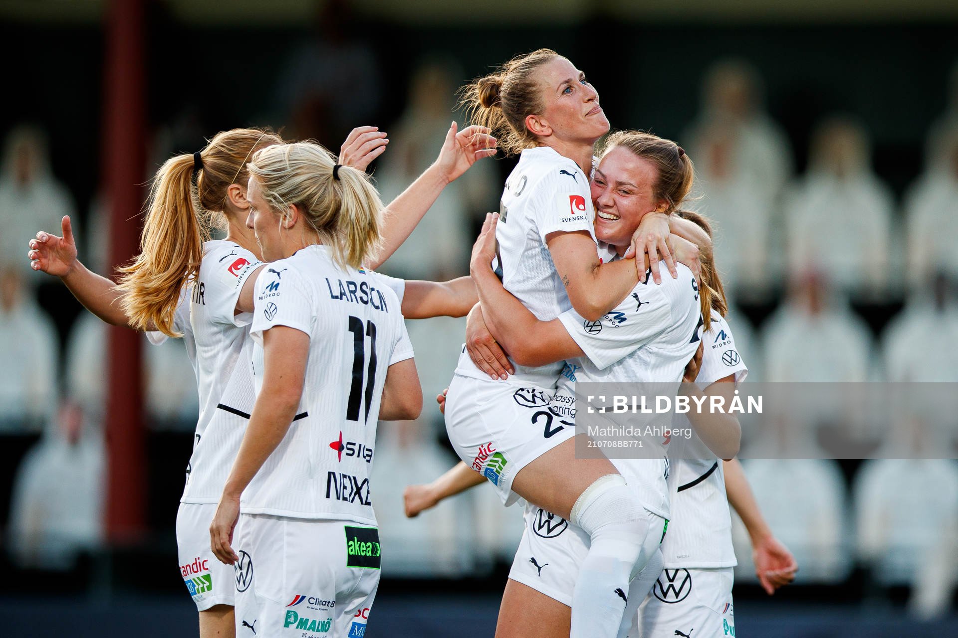 Rosengårds Emma Berglund och Stefanie Sanders jublar