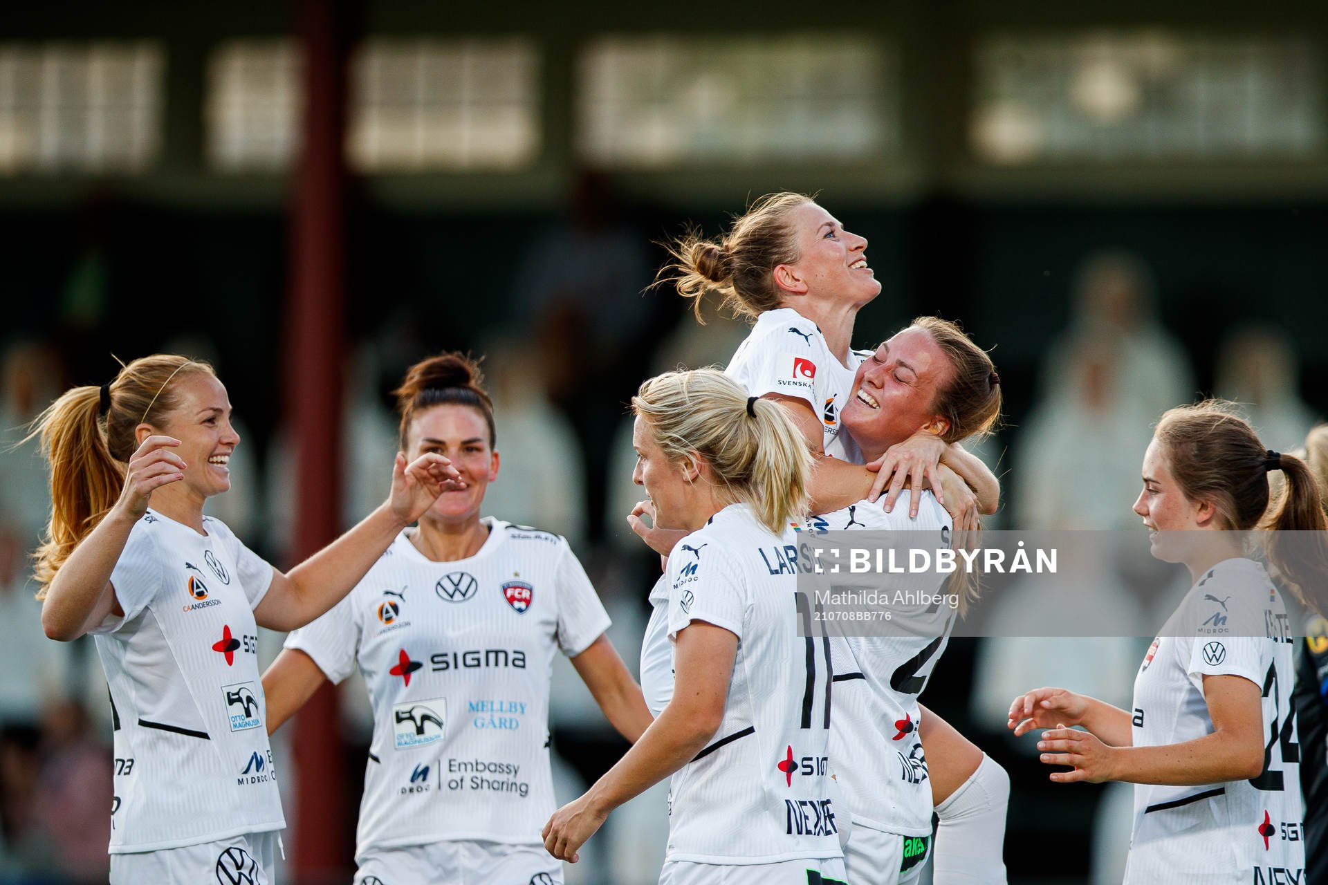 Rosengårds Emma Berglund och Stefanie Sanders jublar