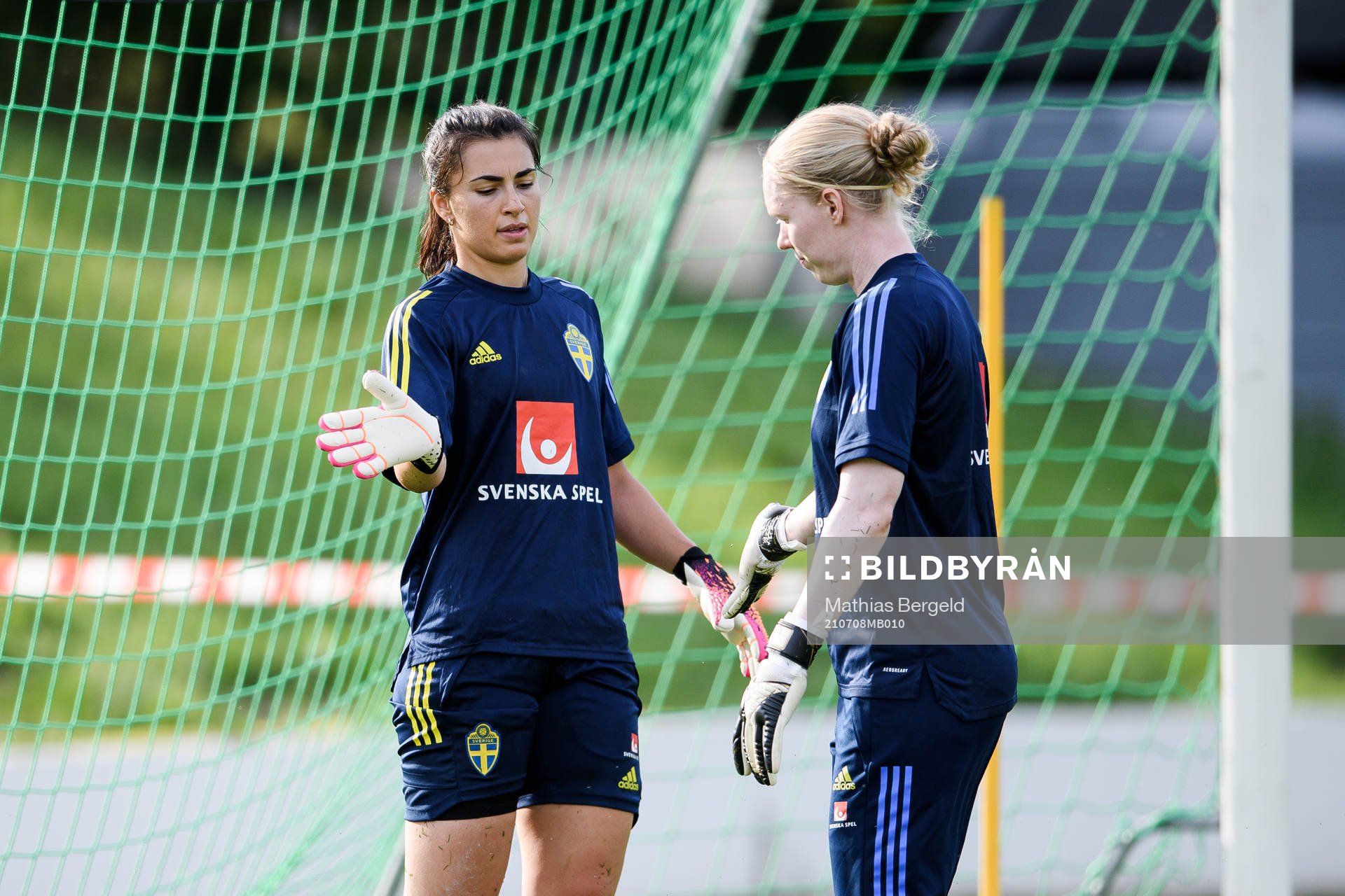 Sveriges målvakter Zecira Musovic och Hedvig Lindahl