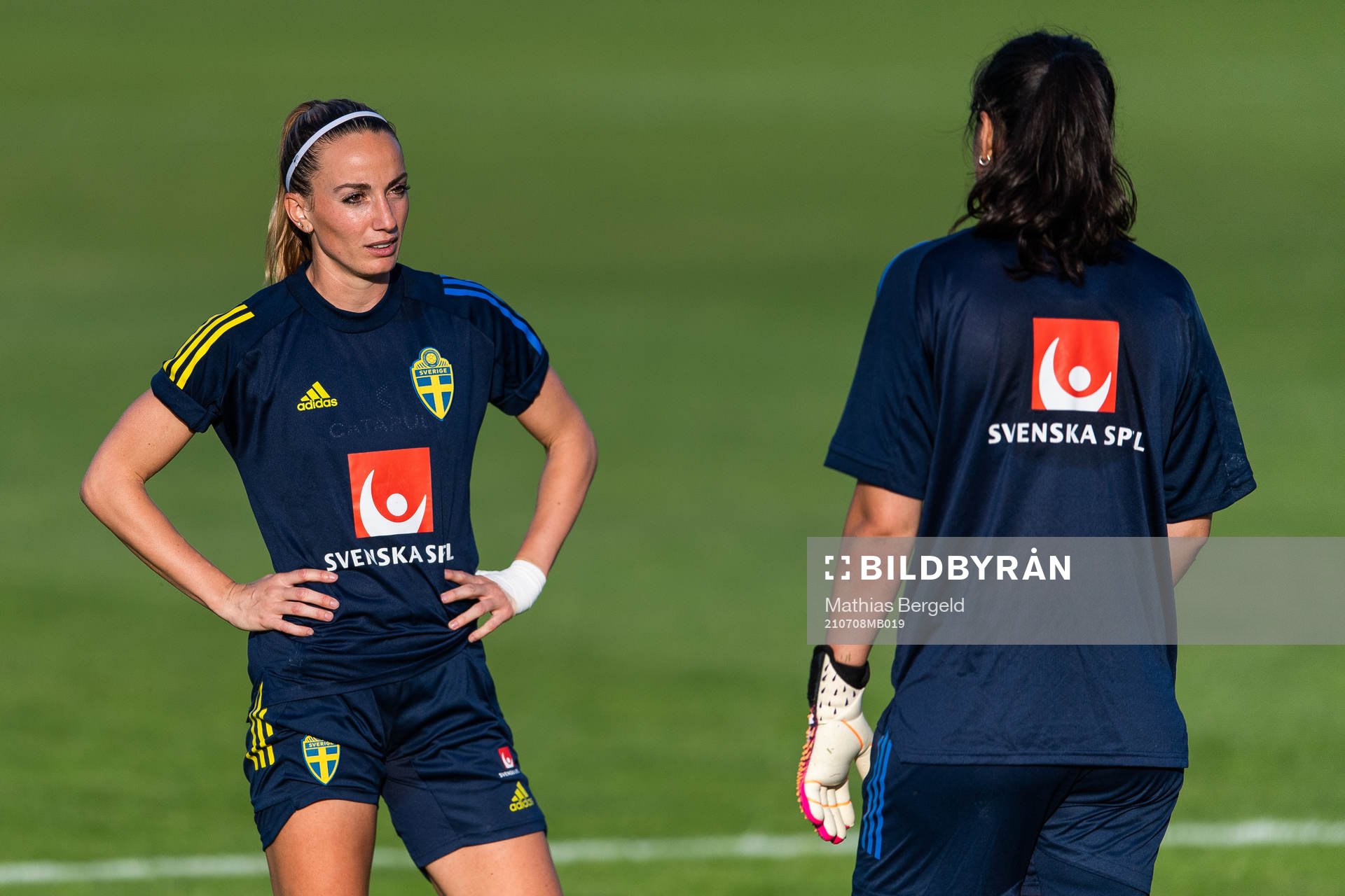 Kosovare Asllani och målvakt Zecira Musovic