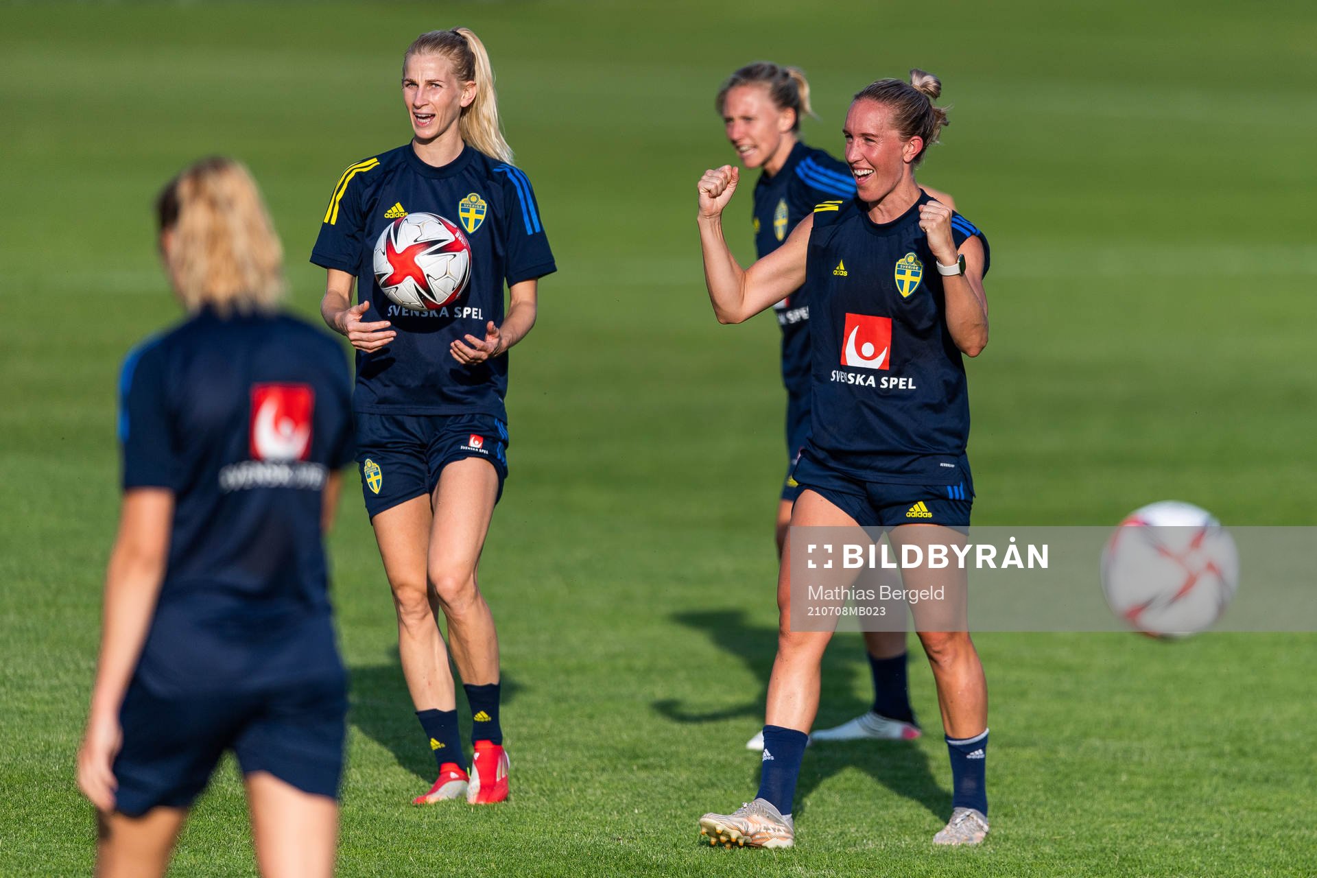 Sofia Jakobsson och Julia Roddar jublar