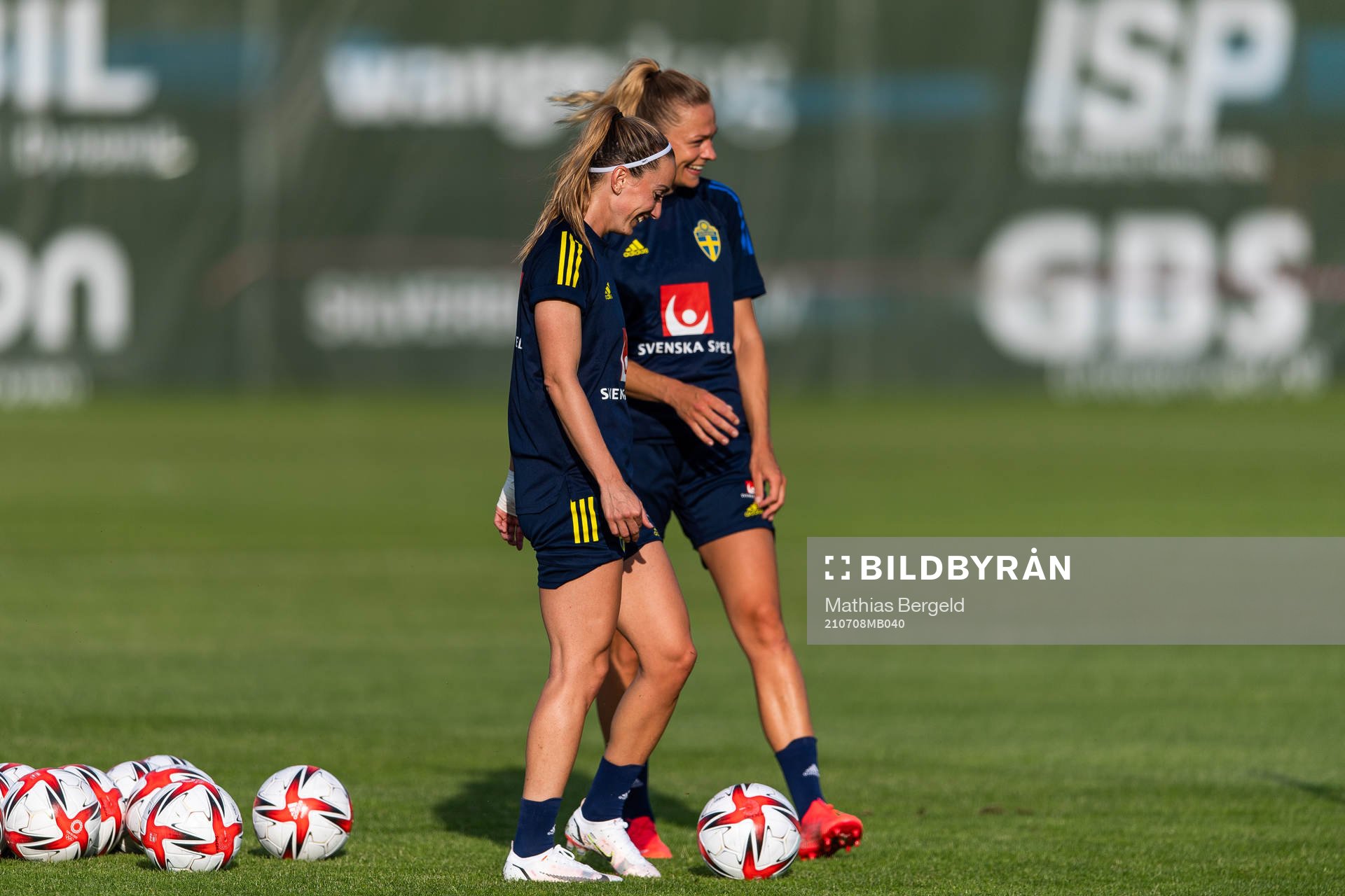 Kosovare Asllani och Sofia Jakobsson