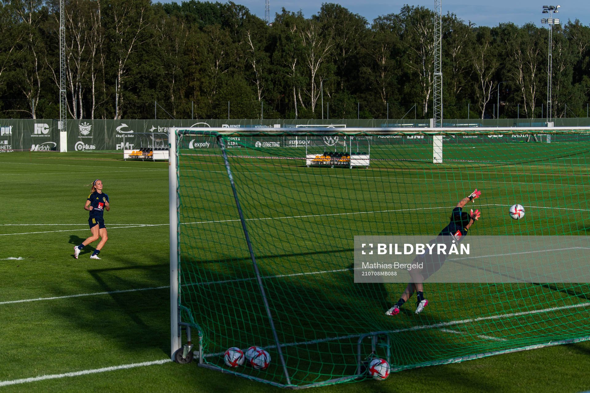 Kosovare Asllani och målvakt Zecira Musovic