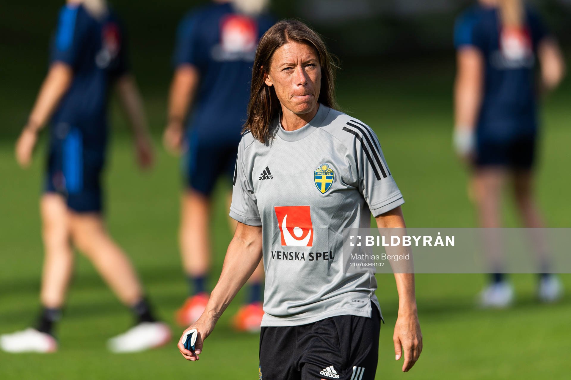 Sjukgymnast Karin Schröder under en träning med Sveriges damlandslag i fotboll den 8 juli 2021 i Göteborg. 