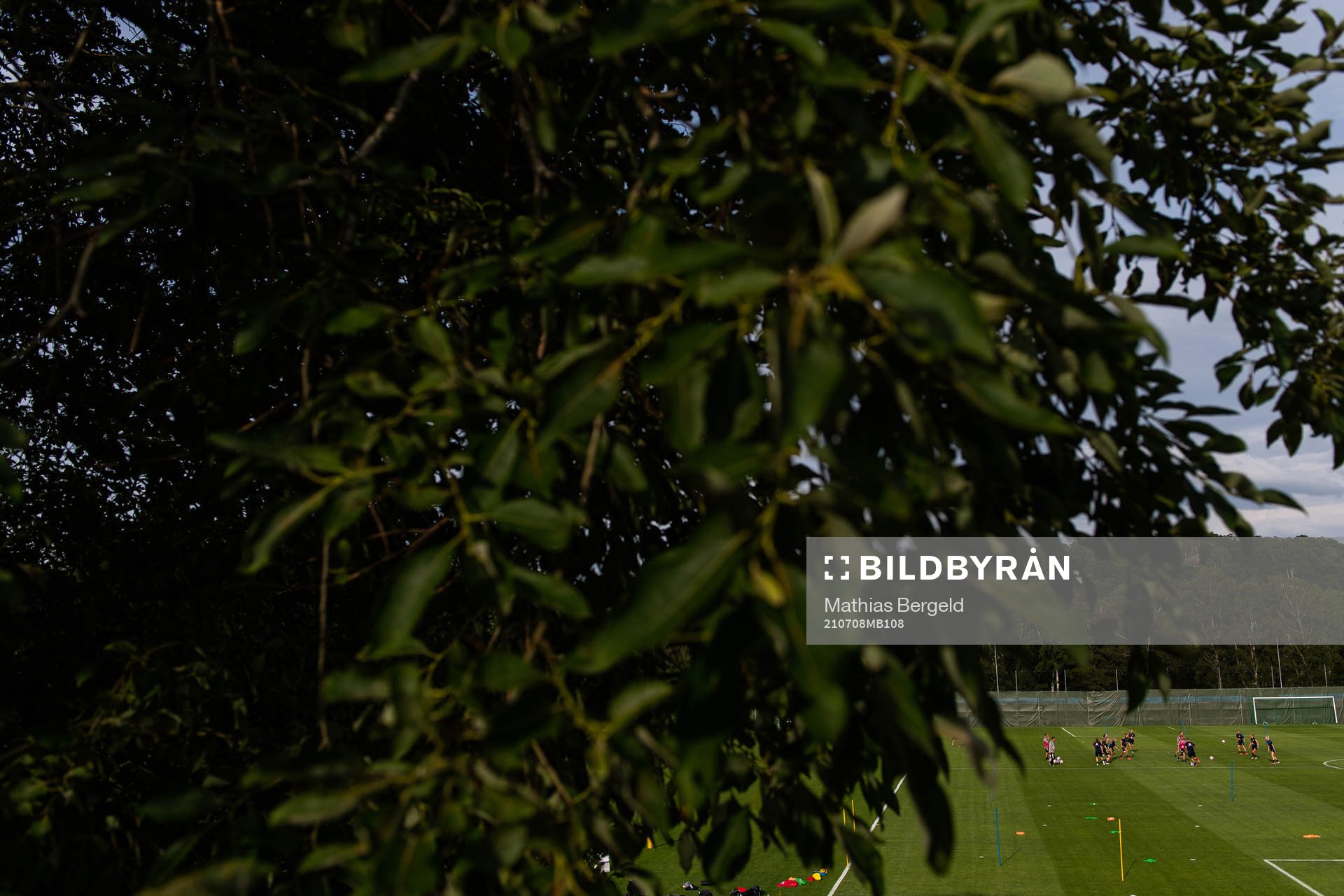 Laget tränar op gräsplanen på Gothia Park Academy