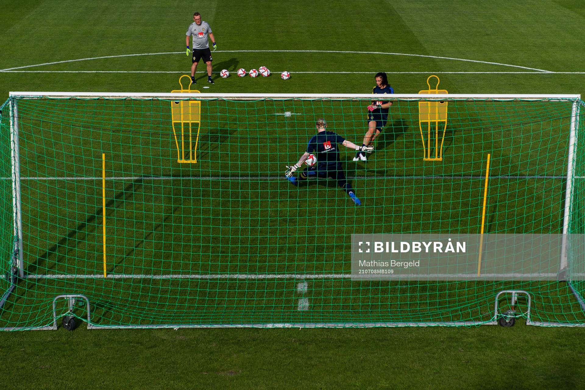 Målvaktstränare Leif Troedsson, målvakt Hedvig Lindahl