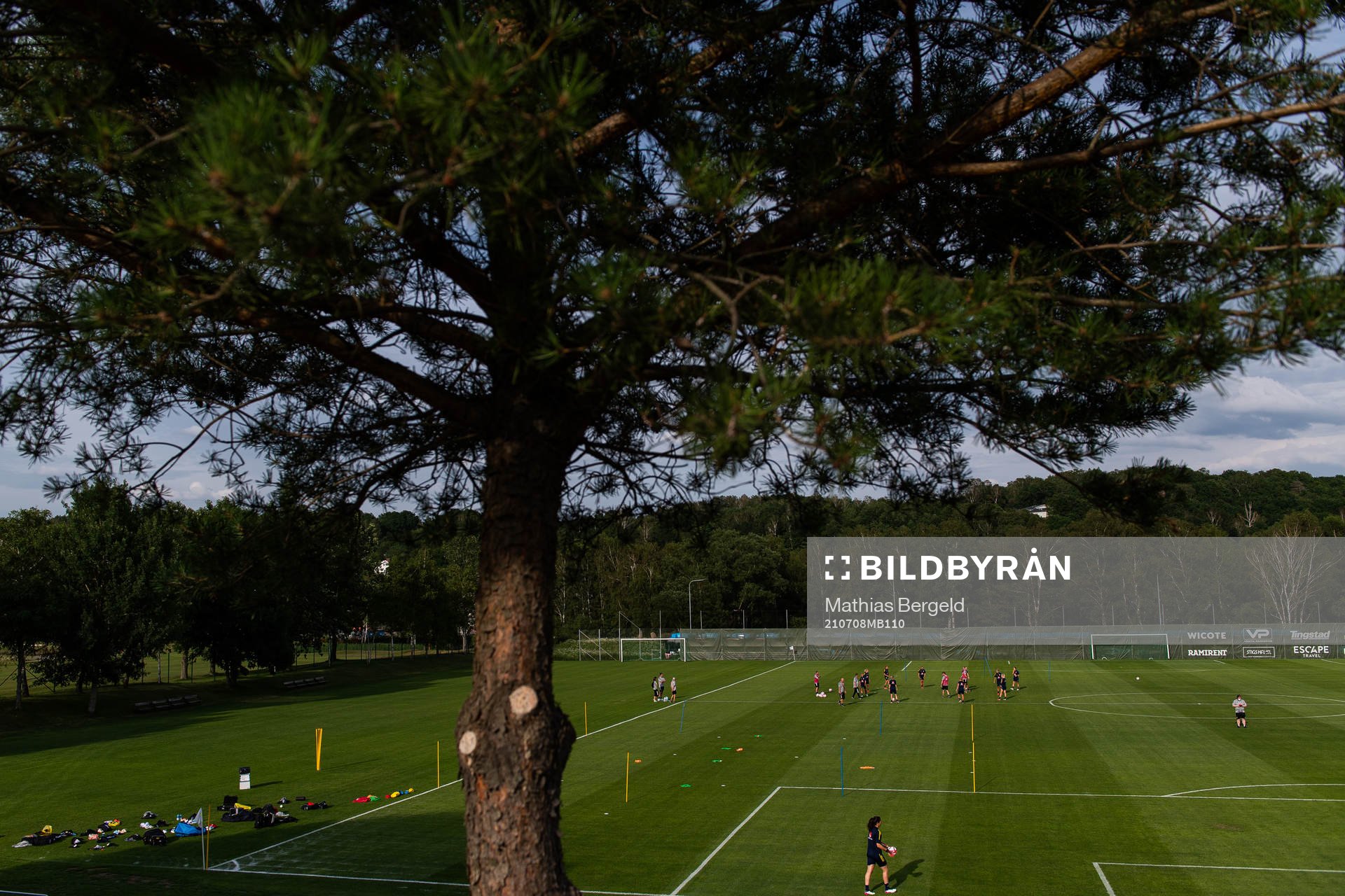 Laget tränar op gräsplanen på Gothia Park Academy