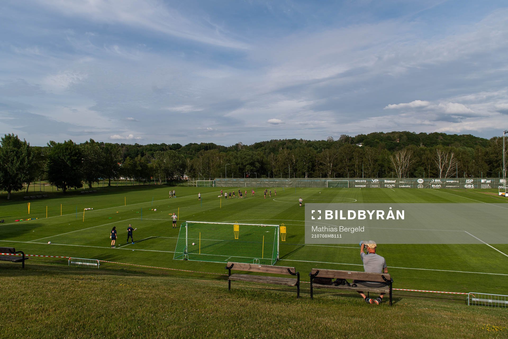 Laget tränar op gräsplanen på Gothia Park Academy