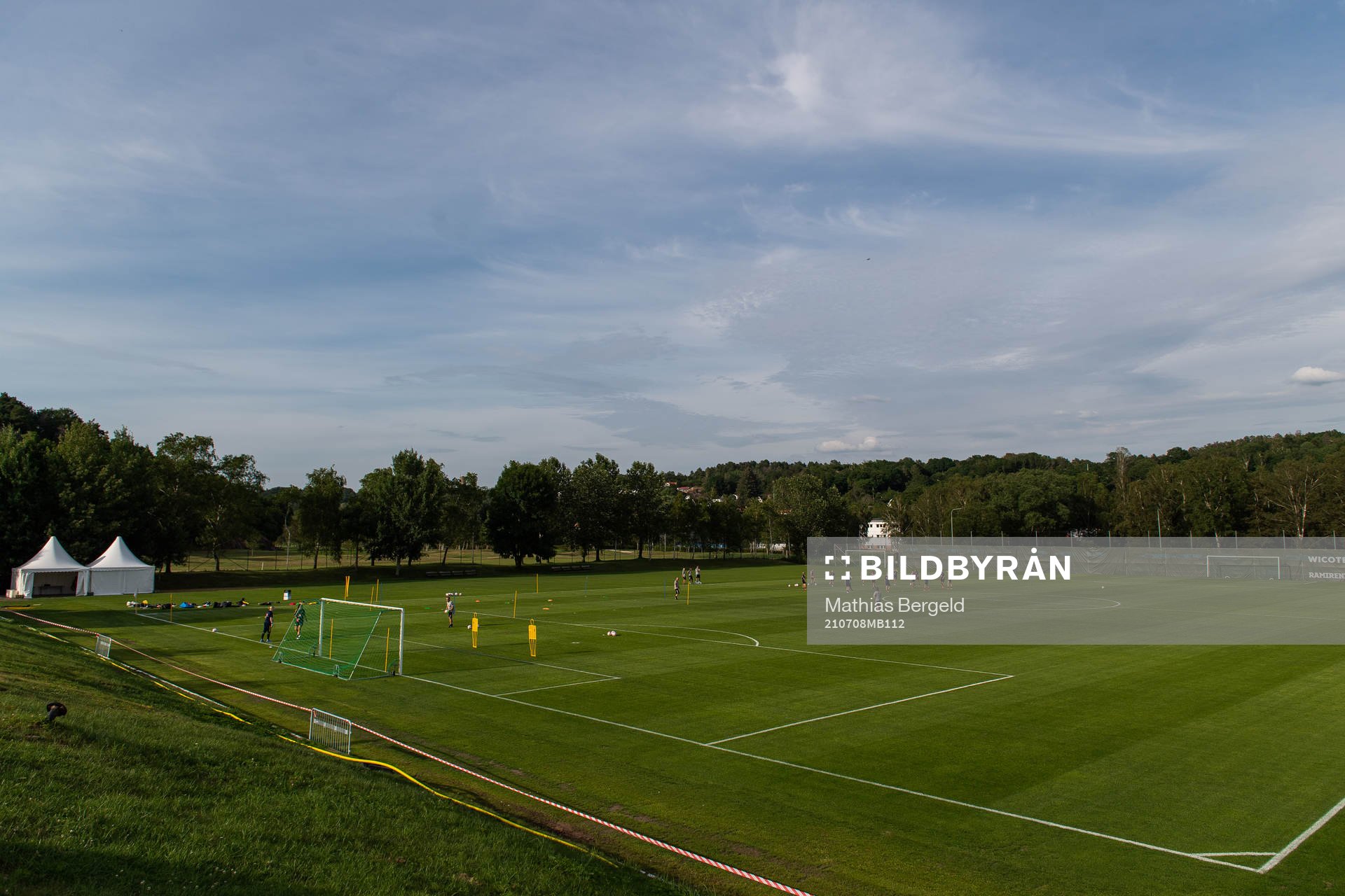 Laget tränar op gräsplanen på Gothia Park Academy