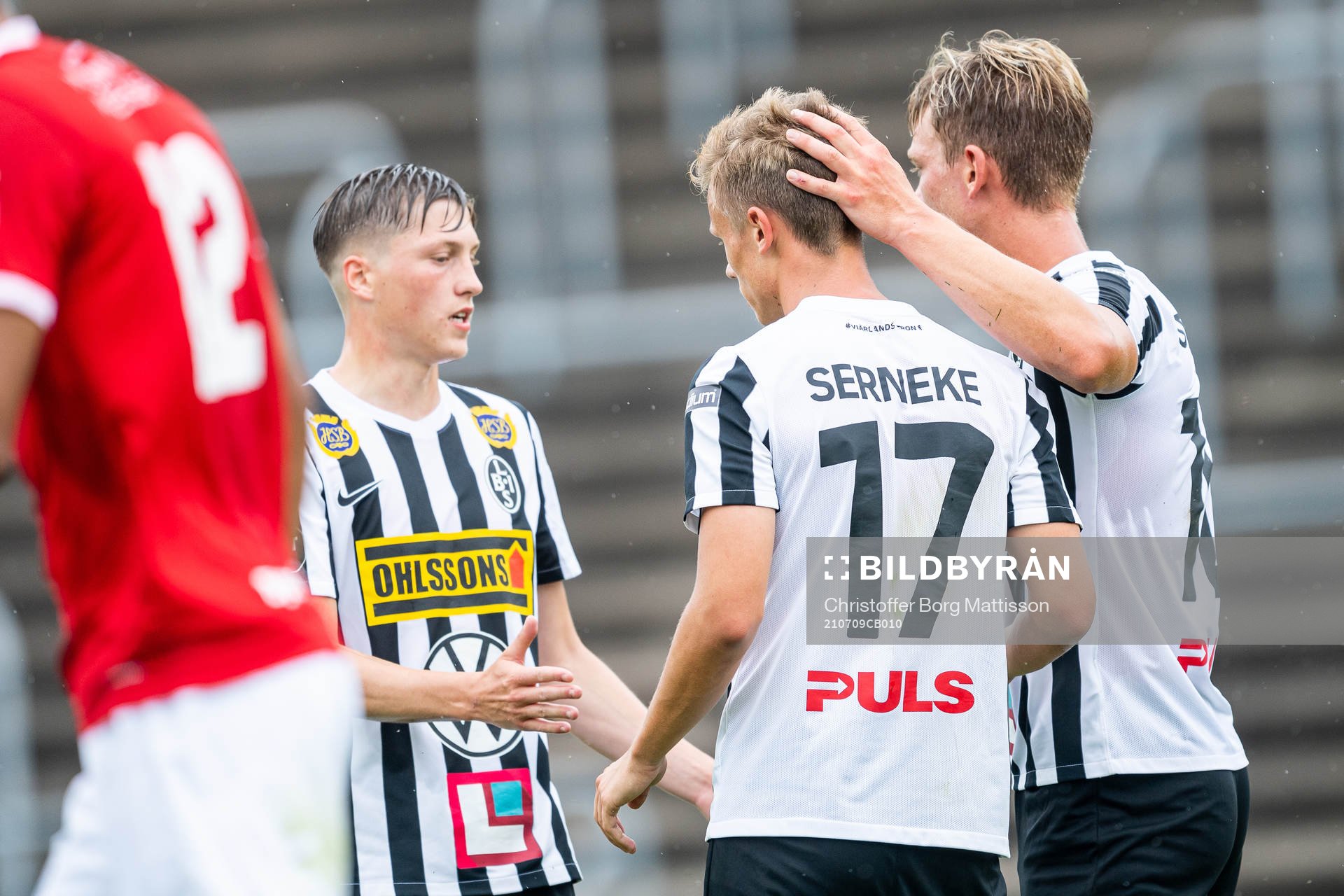 Landskronas Oscar Petersson (mitten med ryggen mot kameran)