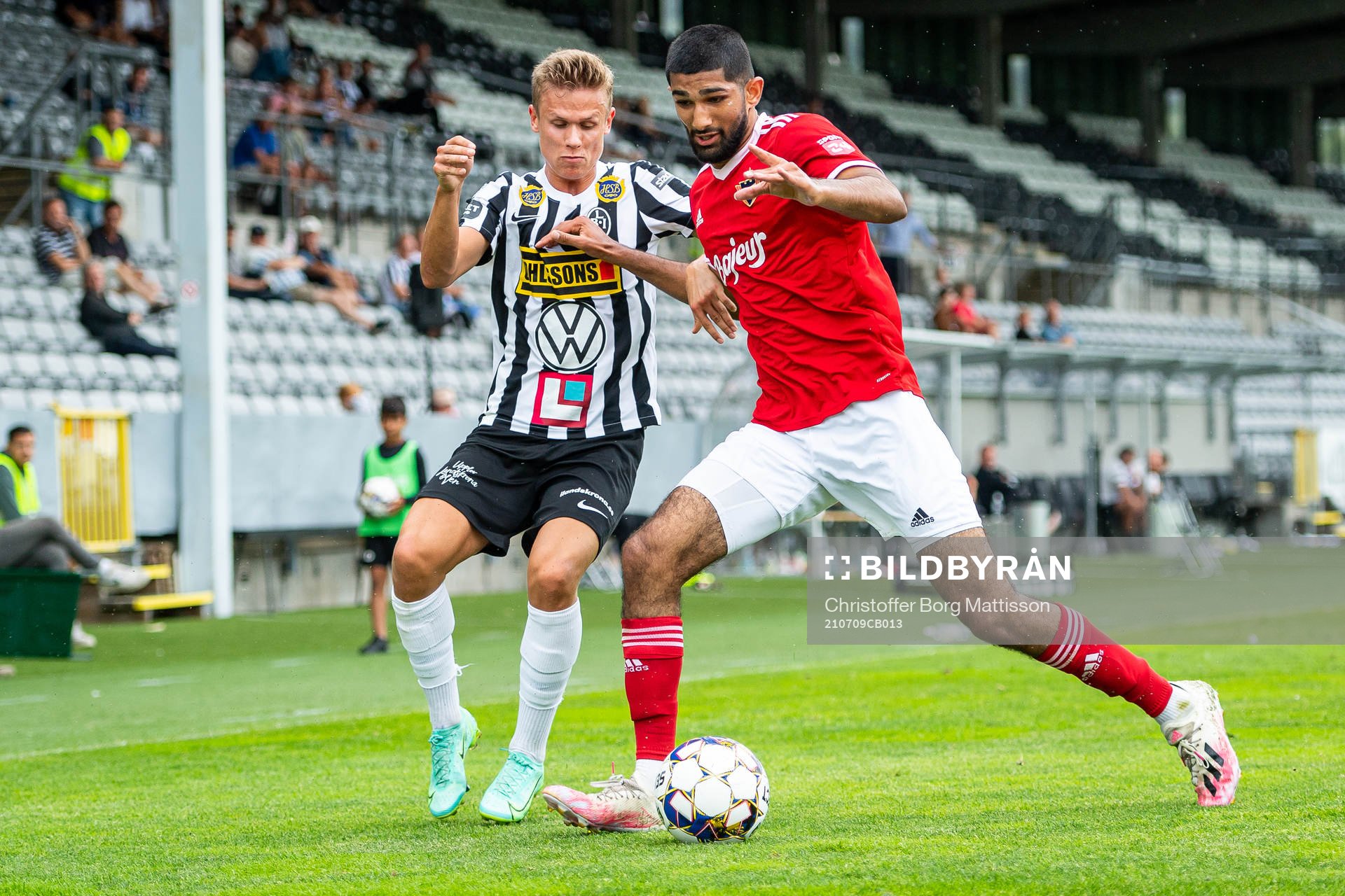 Landskronas Oscar Petersson mot B93s Abdullah Iqbal