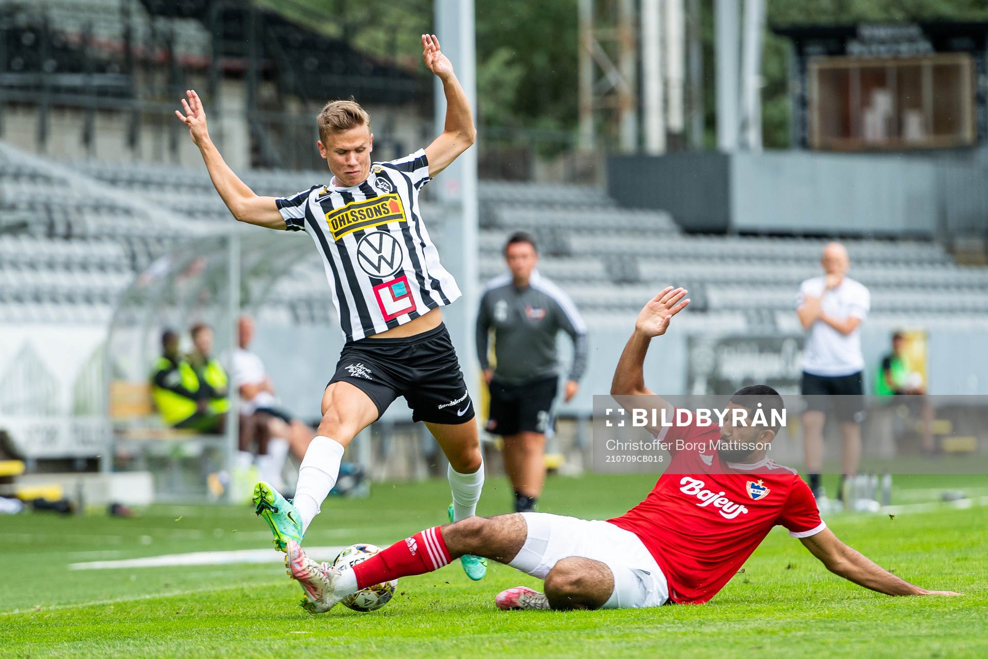 Landskronas Oscar Petersson mot B93s Abdullah Iqbal