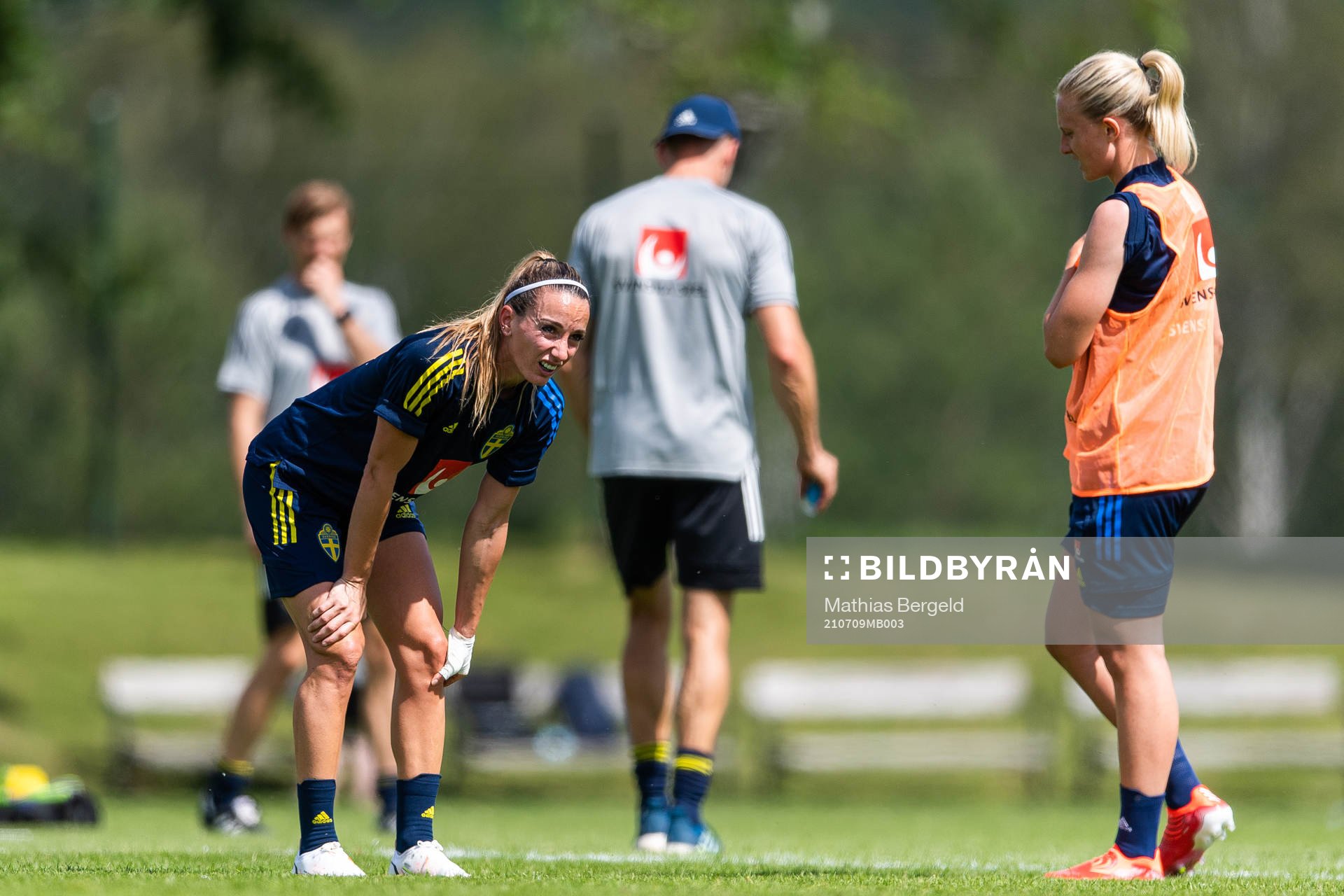 Kosovare Asllani tar sig mot vaden