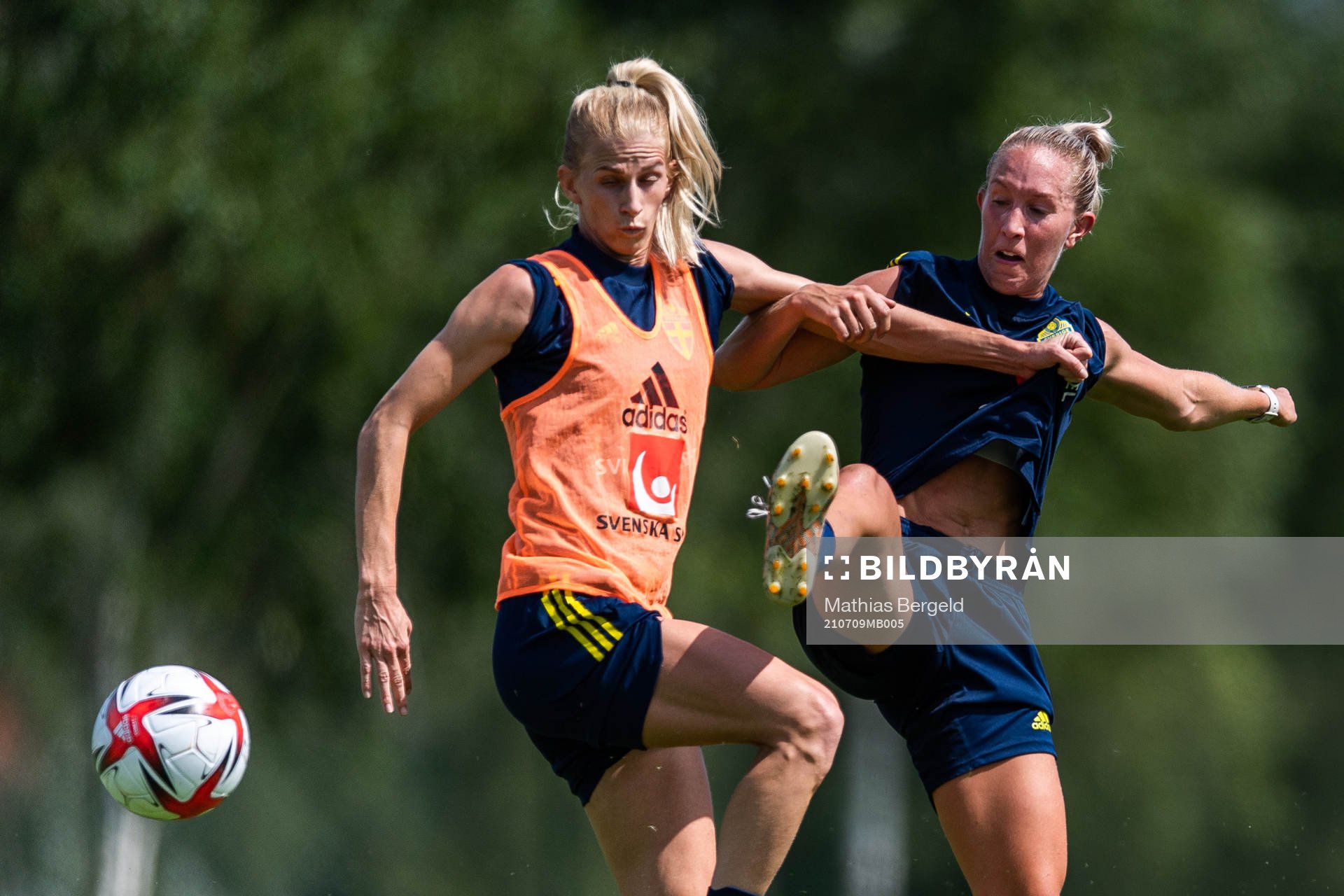 Sofia Jakobsson och Julia Roddar under en träning med Sveriges damlandslag i fotboll den 9 juli 2021 i Göteborg. 