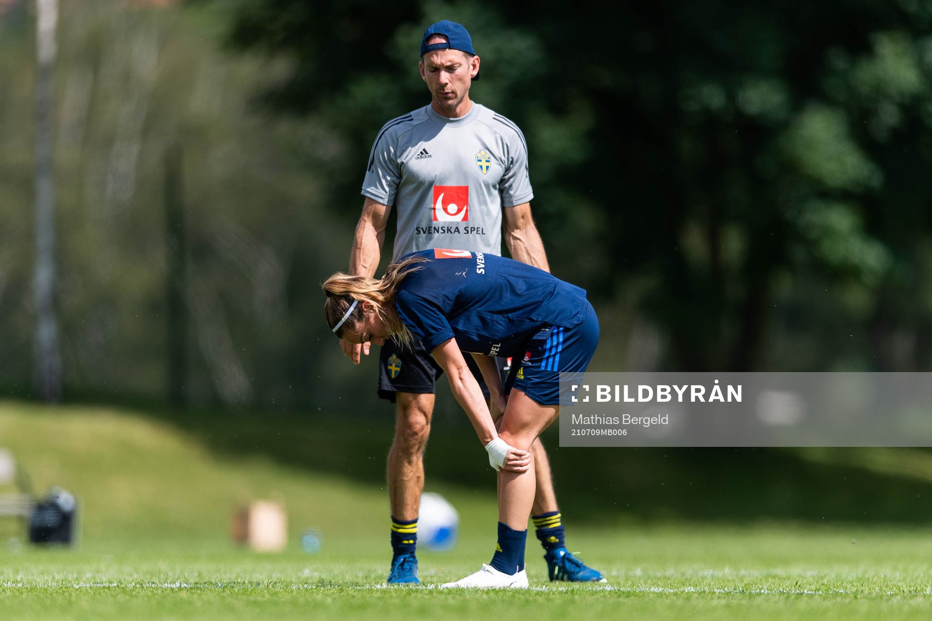 Kosovare Asllani tar sig mot vaden