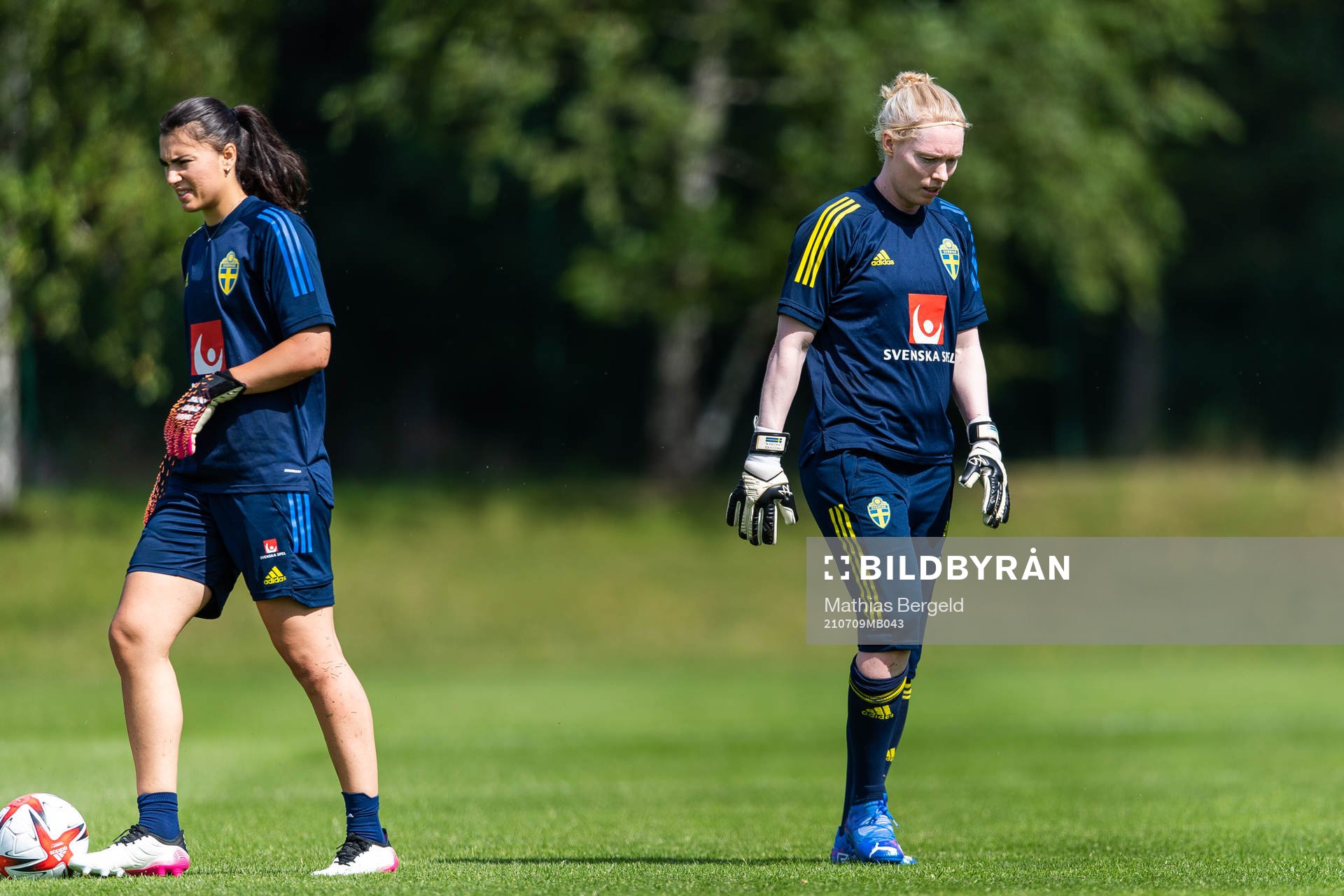 Målvakt Zecira Musovic och målvakt Hedvig Lindahl