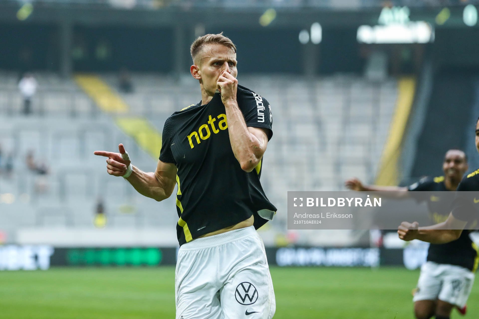 AIK:s Bojan Radulovic jublar efter 1-1 under fotbollsmatchen i Allsvenskan mellan AIK och Varberg den 10 juli 2021 i Stockholm. 