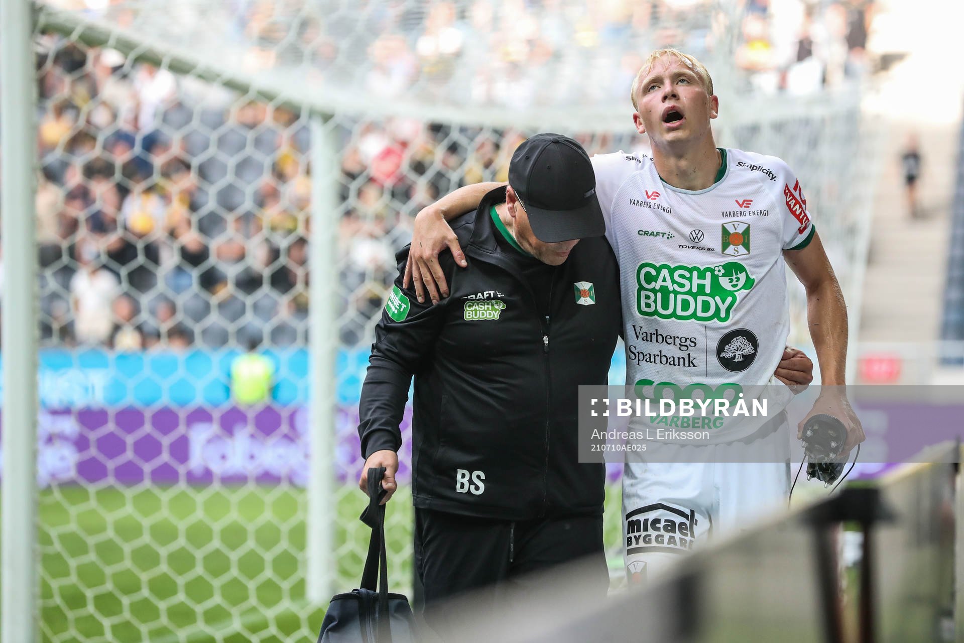 Varbergs André Boman lämnar skadad