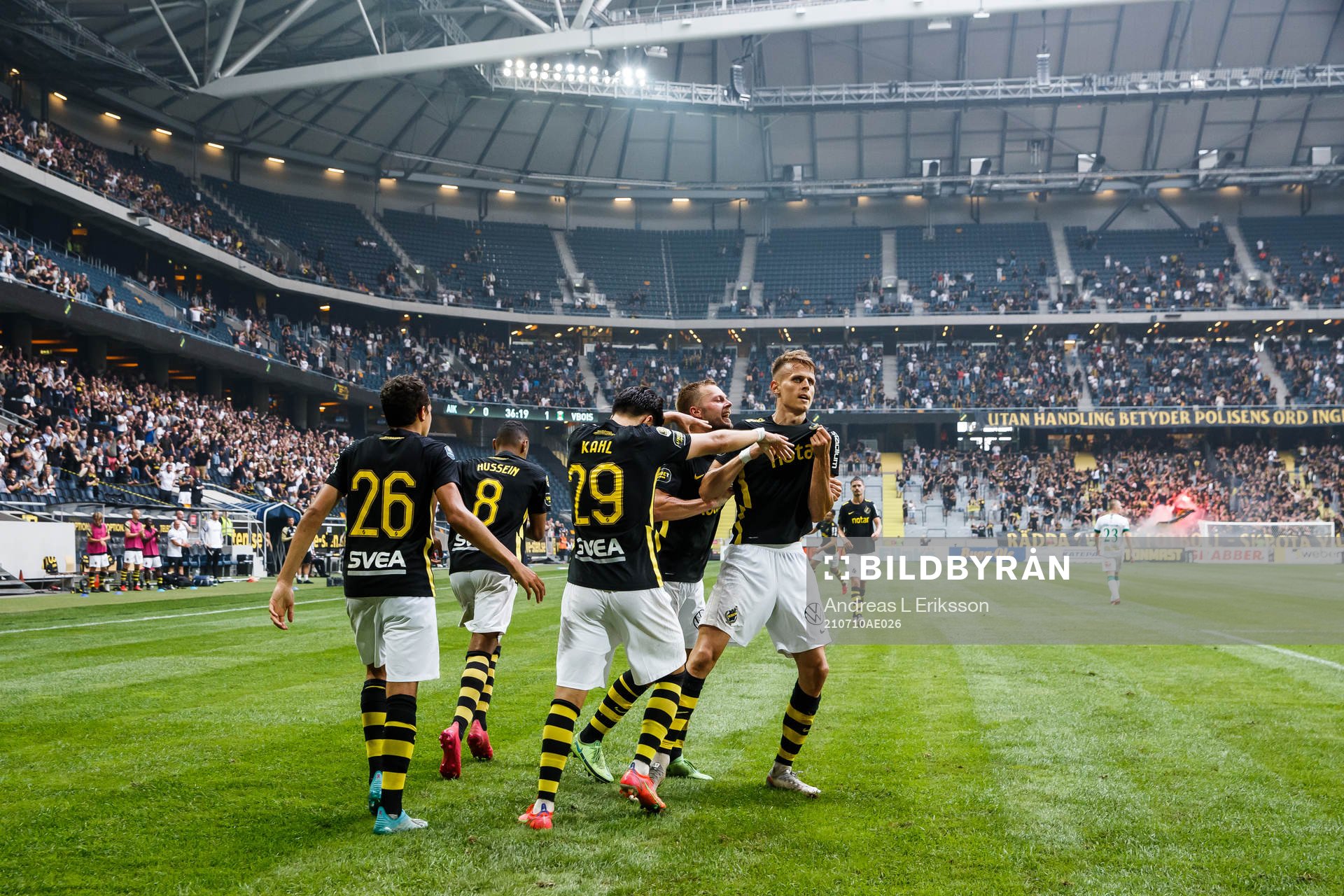 s Bojan Radulovic jublar med lagkamrater