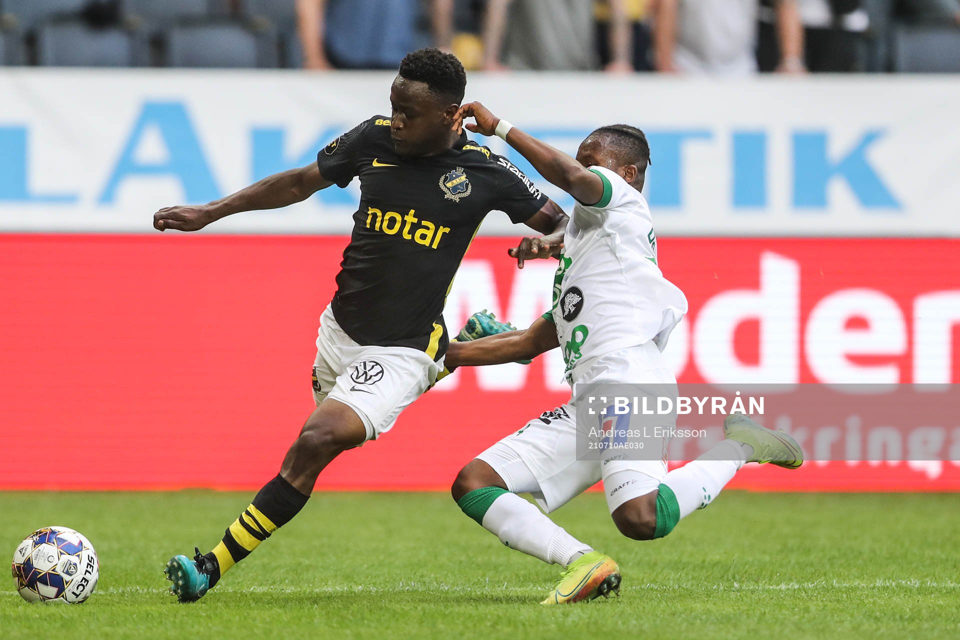 AIK:s Erick Otieno och Varbergs Adama Fofana under fotbollsmatchen i Allsvenskan mellan AIK och Varberg den 10 juli 2021 i Stockholm. 