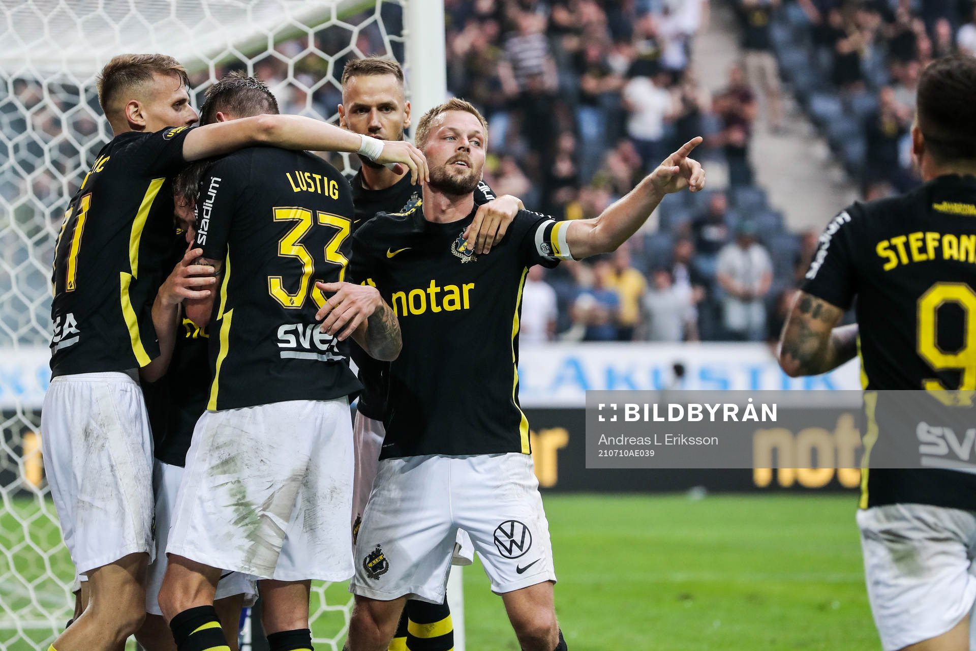 s Filip Rogic jublar med Bojan Radulovic, Mikael Lustig och