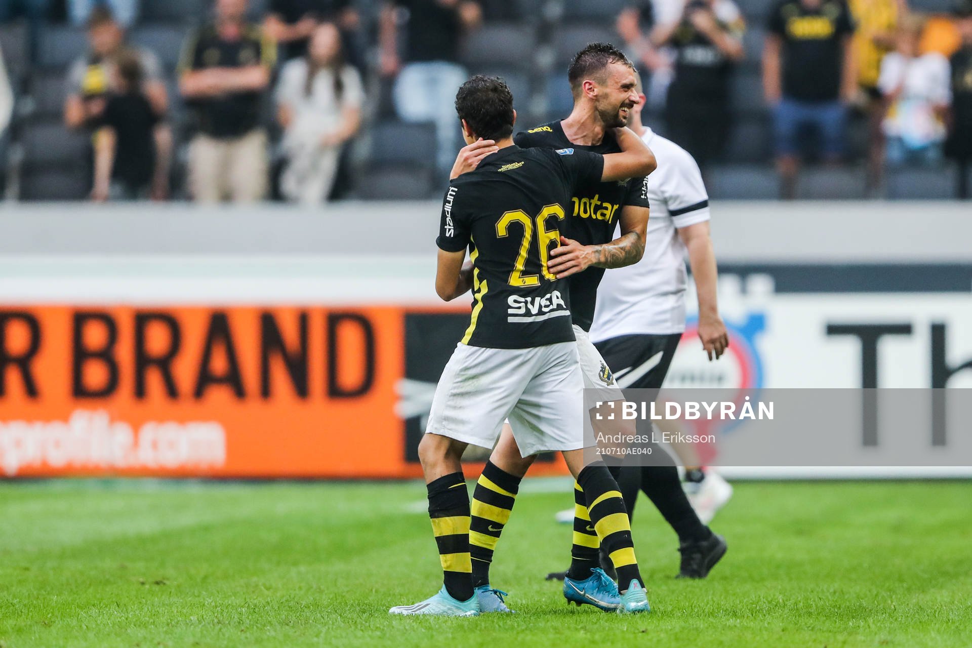 s Yasin Ayari och Filip Rogic  jublar