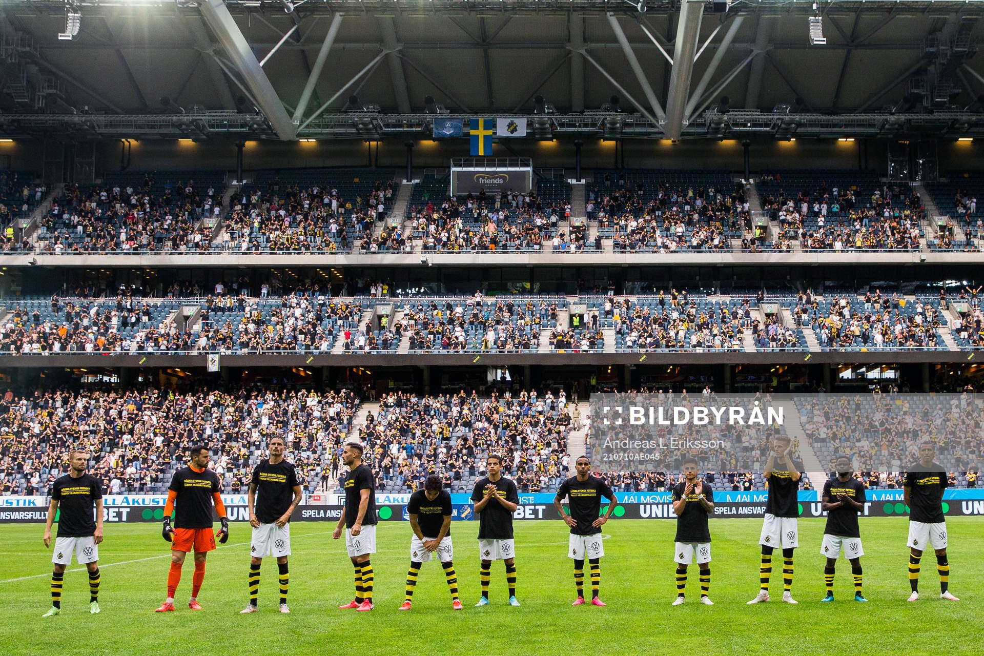 s spelare ställer upp sig innan fotbollsmatchen i