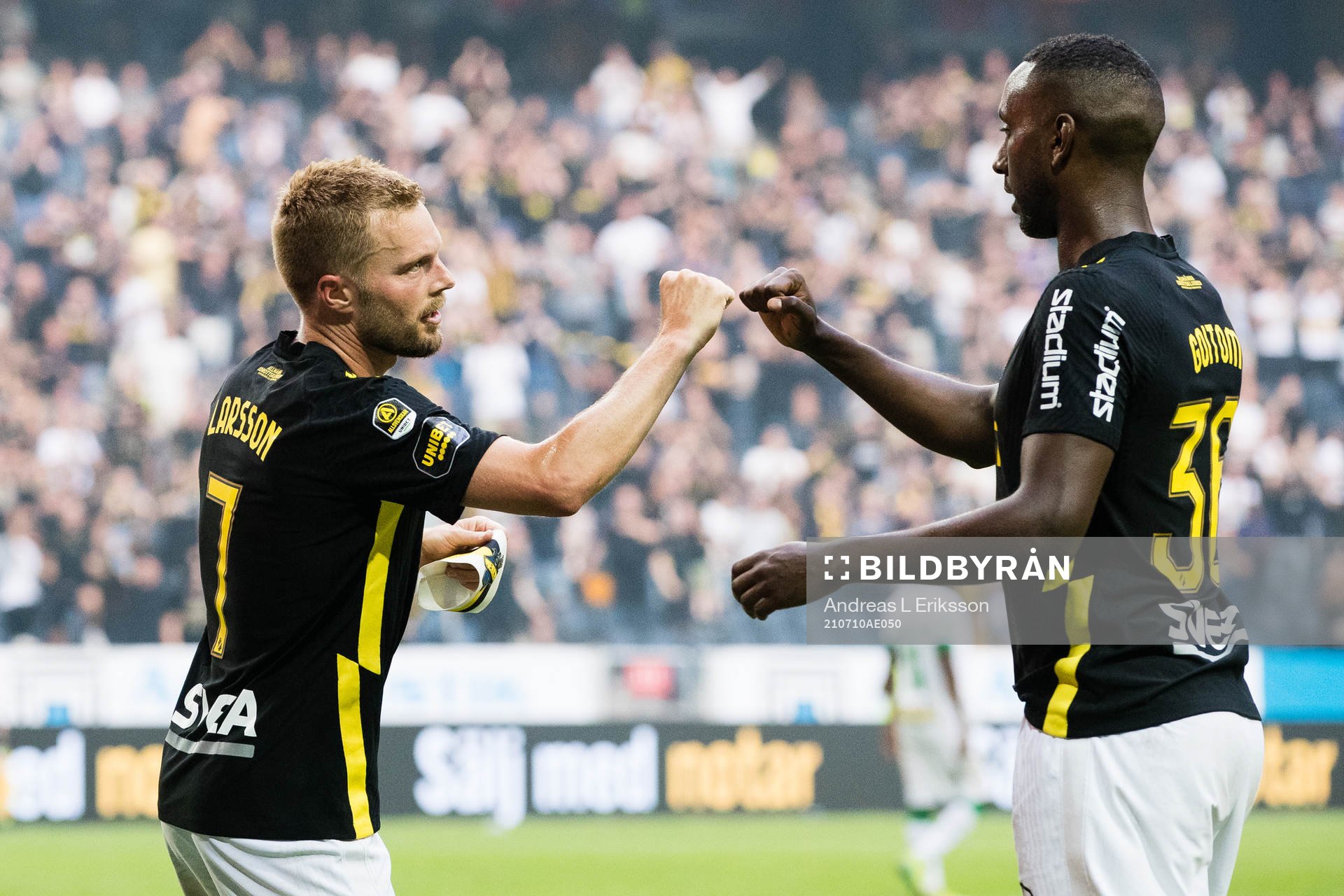 AIK:s Sebastian Larsson och Henok Goitom jublar under fotbollsmatchen i Allsvenskan mellan AIK och Varberg den 10 juli 2021 i Stockholm. 