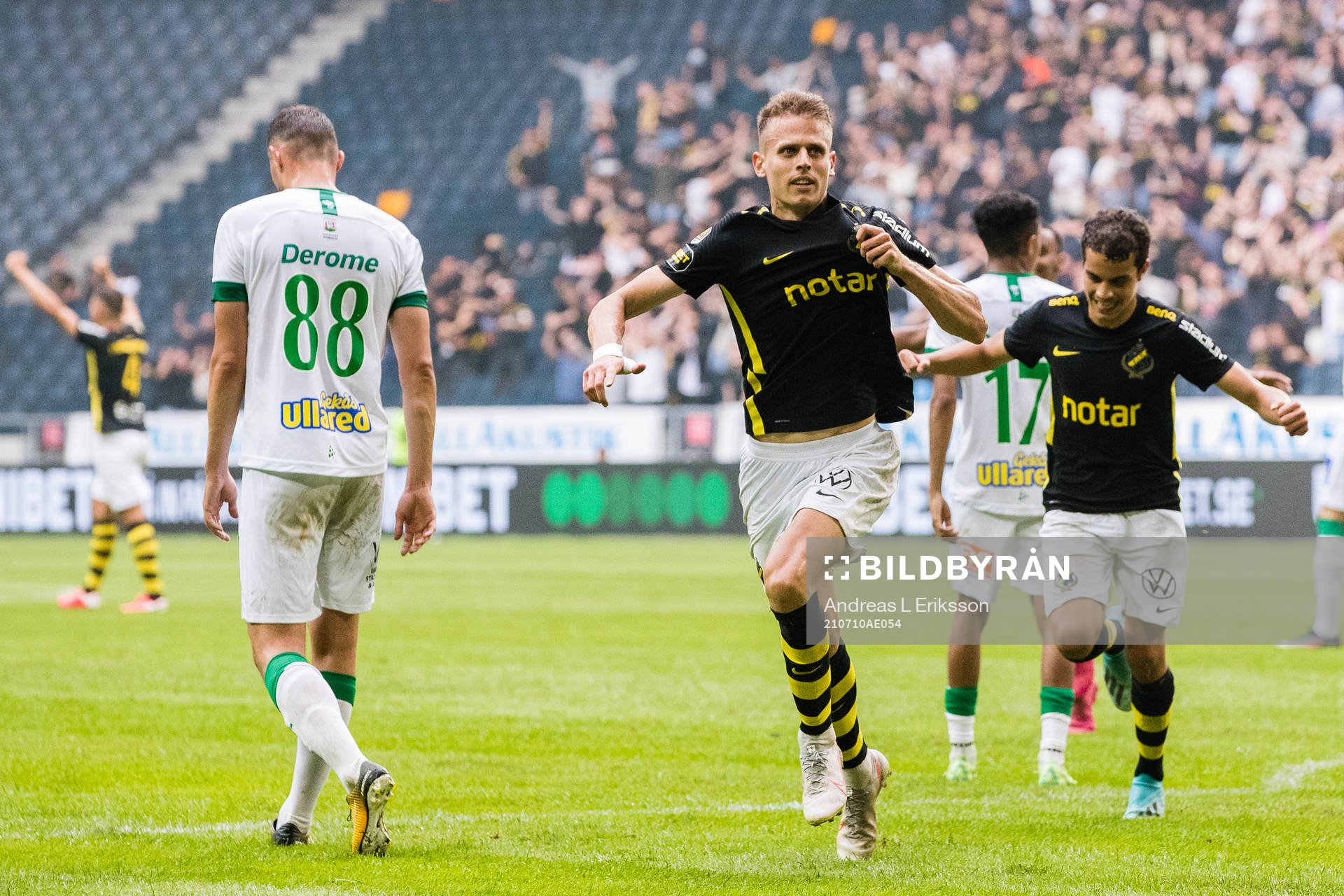 s Bojan Radulovic och Yasin Ayari jublar