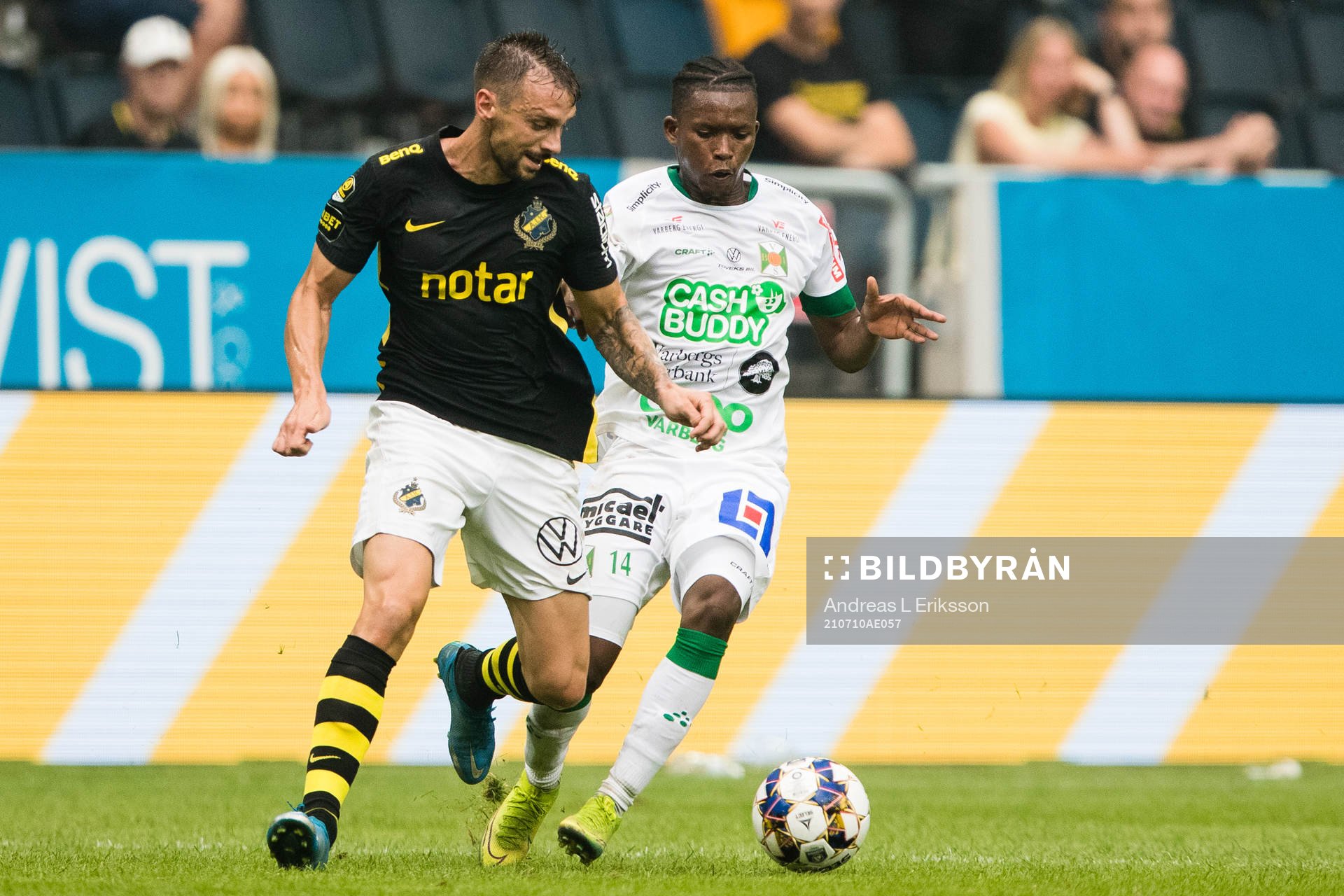 s Filip Rogic  och Varbergs Adama Fofana