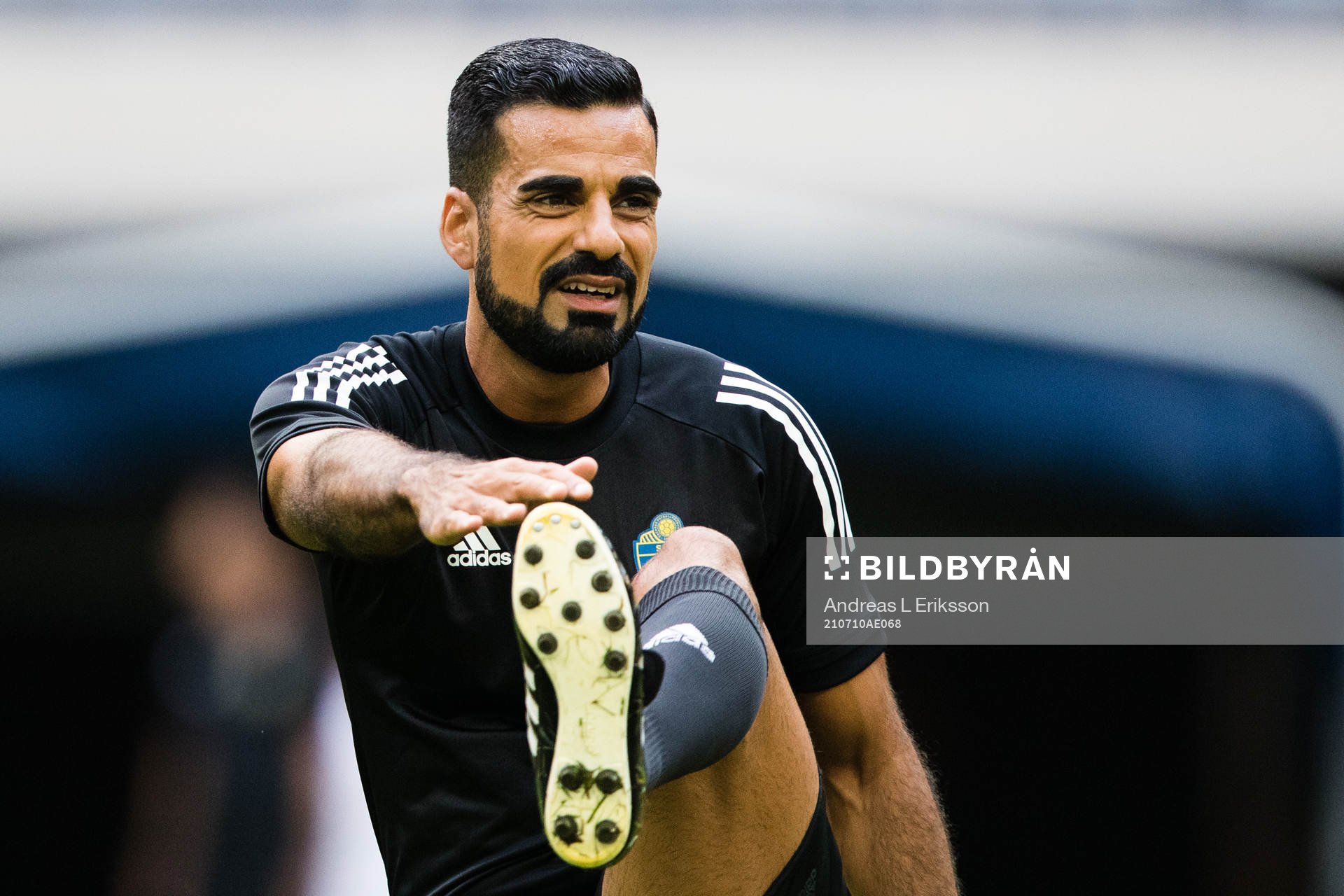 Domare Mohammed Al-Hakim värmer upp innan fotbollsmatchen