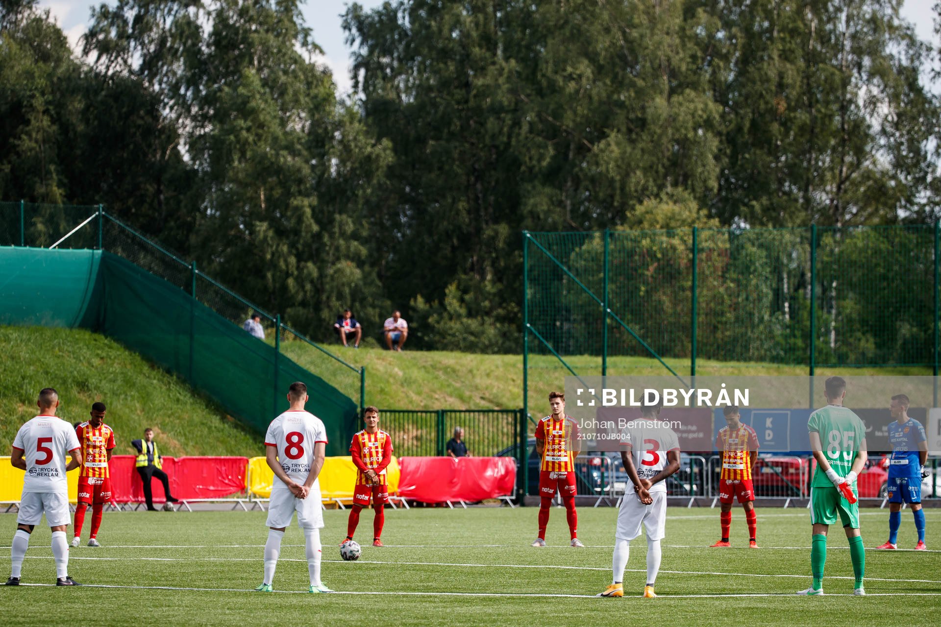 Örebro Syrianskas och Assyriskas spelare i en tyst minut