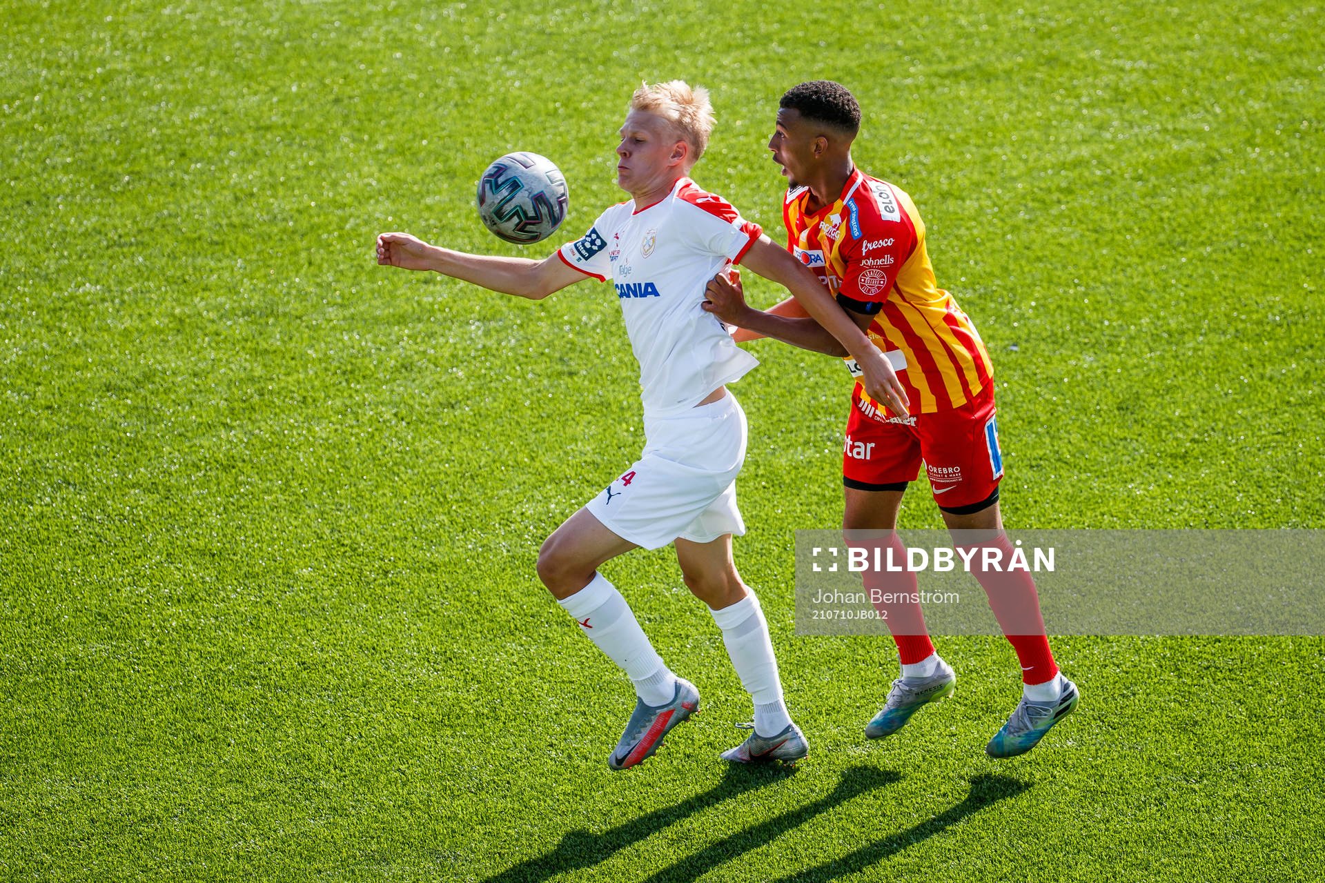 Assyriskas Marcus Linday och Örebro Syrianskas Joel Berhane