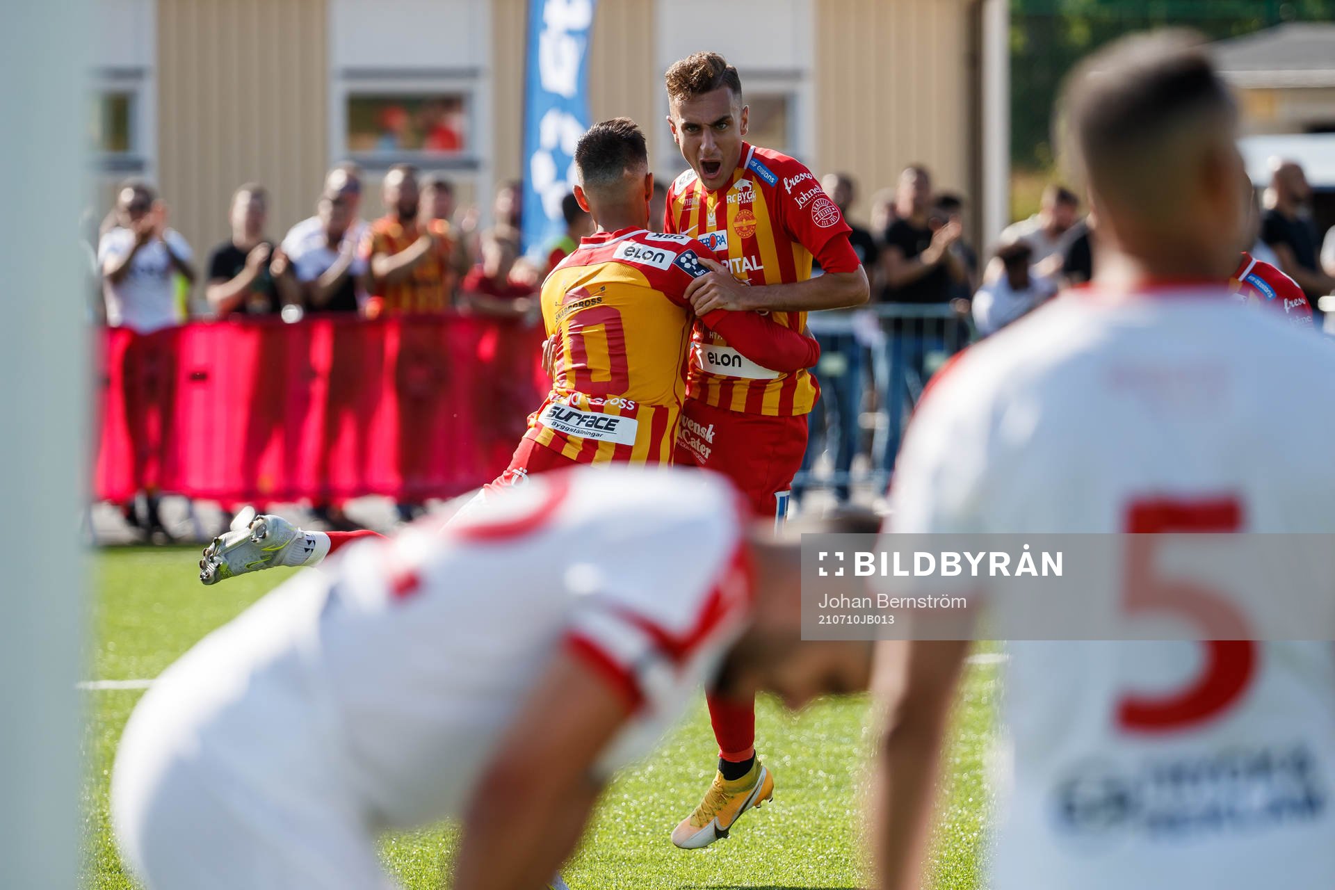 Örebro Syrianskas Eliyo Türkan jublar med Rodin Deprem efter 3-2 under fotbollsmatchen i Division 1 norra mellan Örebro Syrianska och Assyriska FF den 10 juli 2021 i Örebro. 
