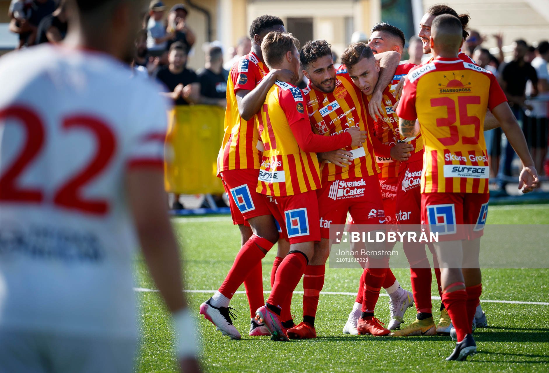 Örebro Syrianskas Eliyo Türkan jublar med Rodin Deprem efter 3-2 under fotbollsmatchen i Division 1 norra mellan Örebro Syrianska och Assyriska FF den 10 juli 2021 i Örebro.
