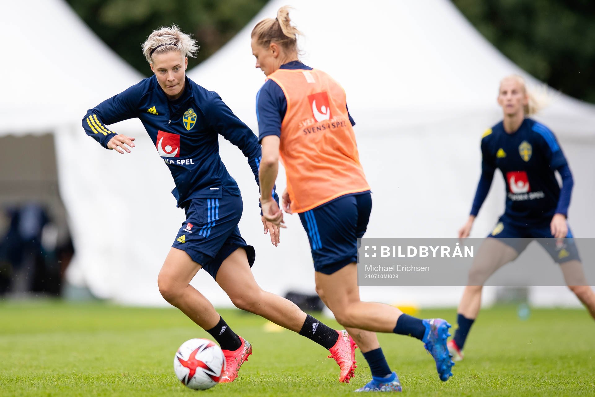 Lina Hurtig och Fridolina Rolfö under en träning med Sveriges damlandslag i fotboll den 10 juli 2021 i Göteborg. 