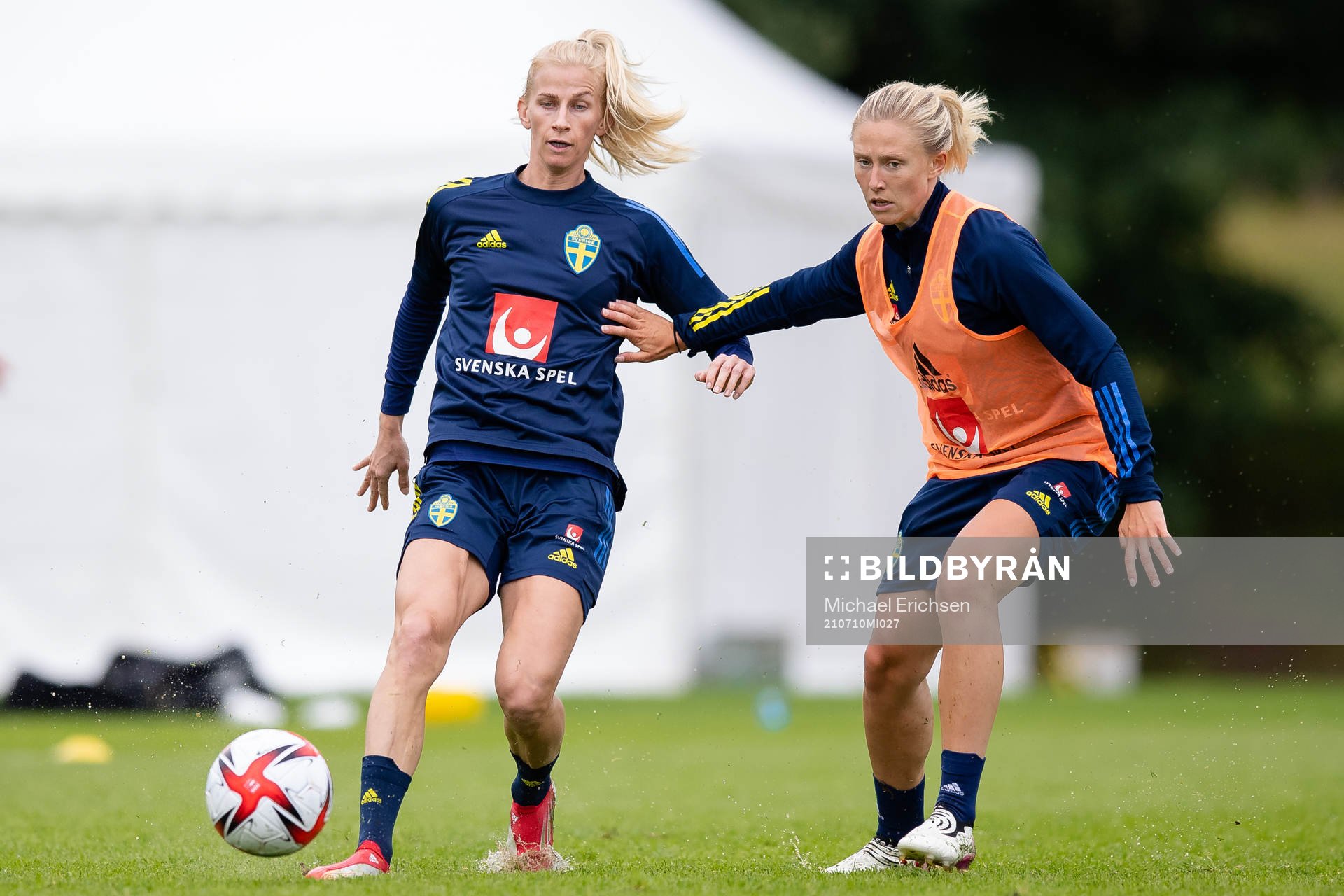 Sofia Jakobsson och Rebecka Blomqvist under en träning med Sveriges damlandslag i fotboll den 10 juli 2021 i Göteborg. 