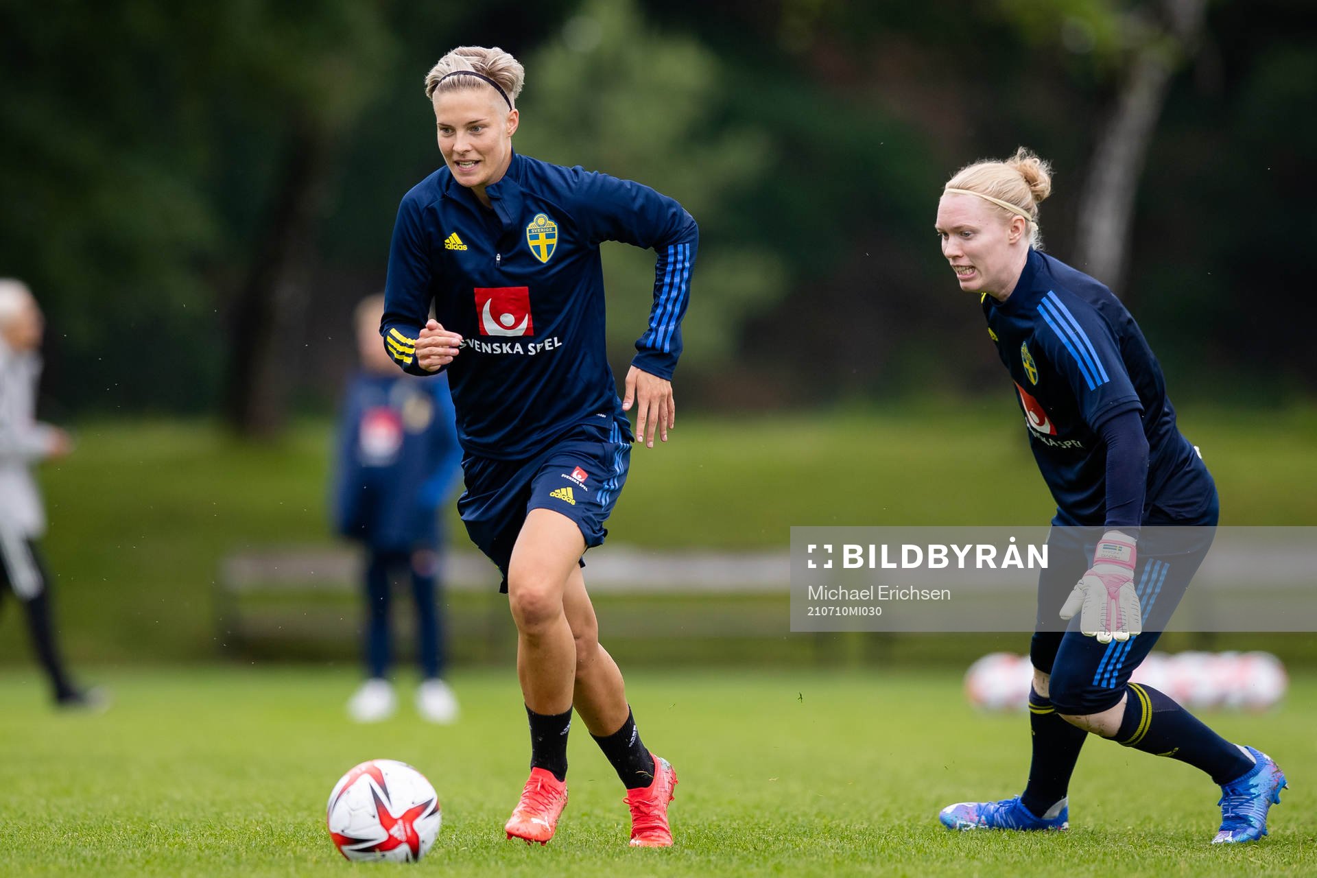Lina Hurtig och målvakt Hedvig Lindahl