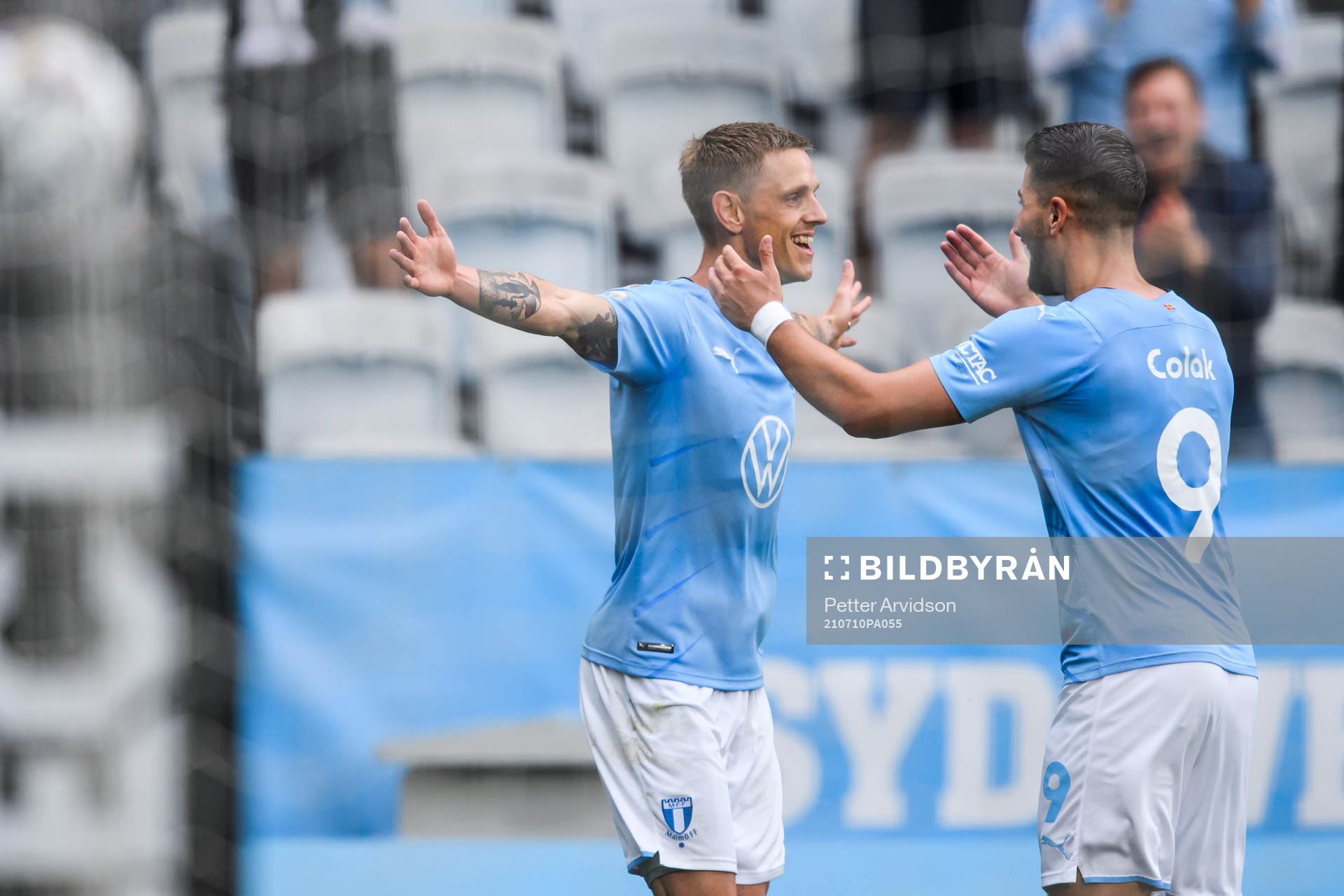 Malmö FFs Sören Rieks jublar med Antonio Colak